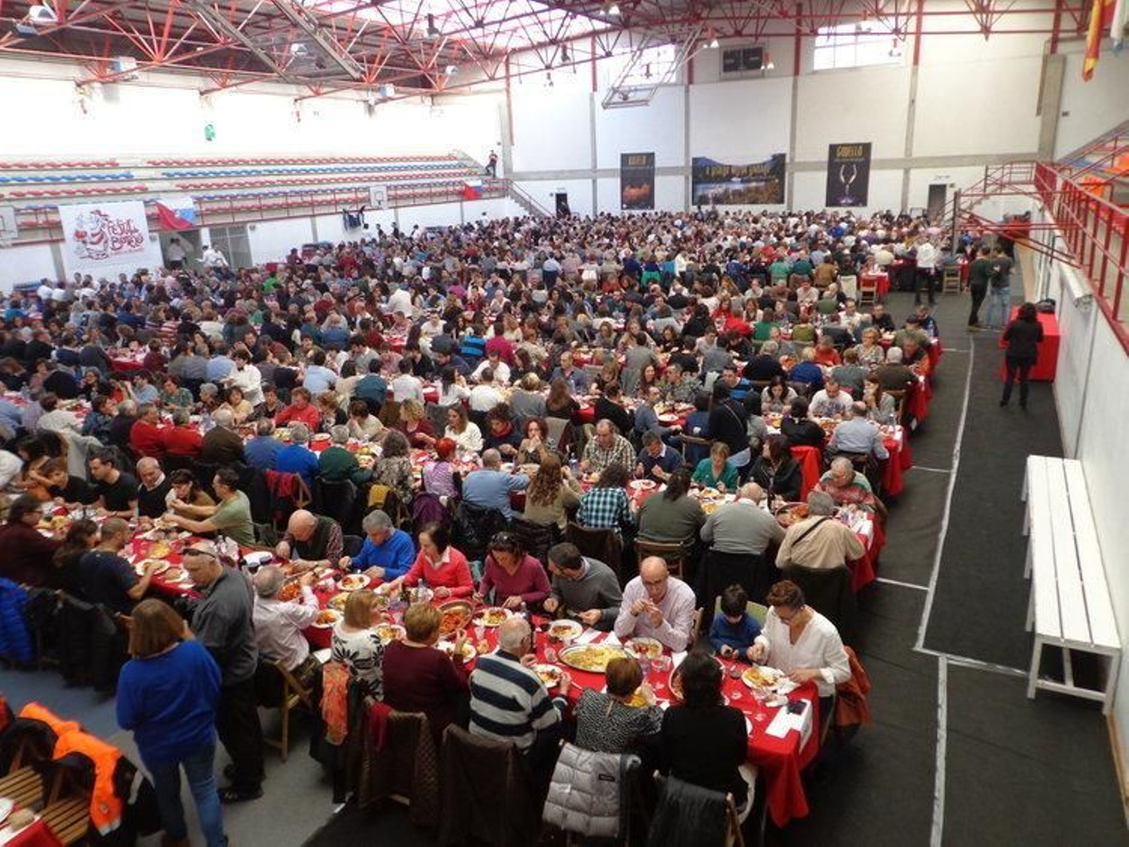 Los asistentes a la 16ª Festa do Botelo cubrieron totalmente el parqué del polideportivo municipal de Calabagueiros, en O Barco. (JOSÉ CRUZ)