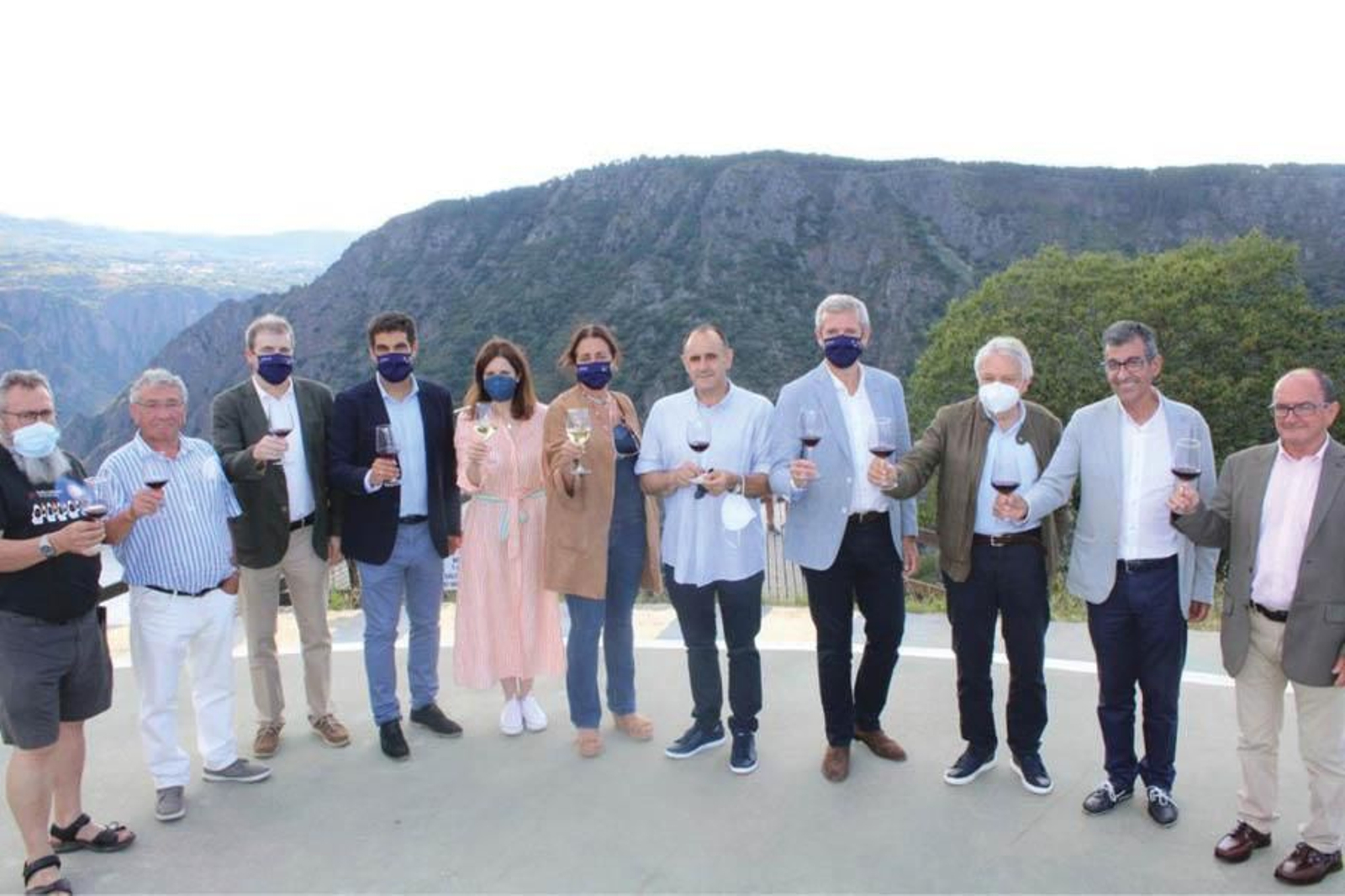 Los presentes en el acto brindaron con vino de la DO Ribeira Sacra.