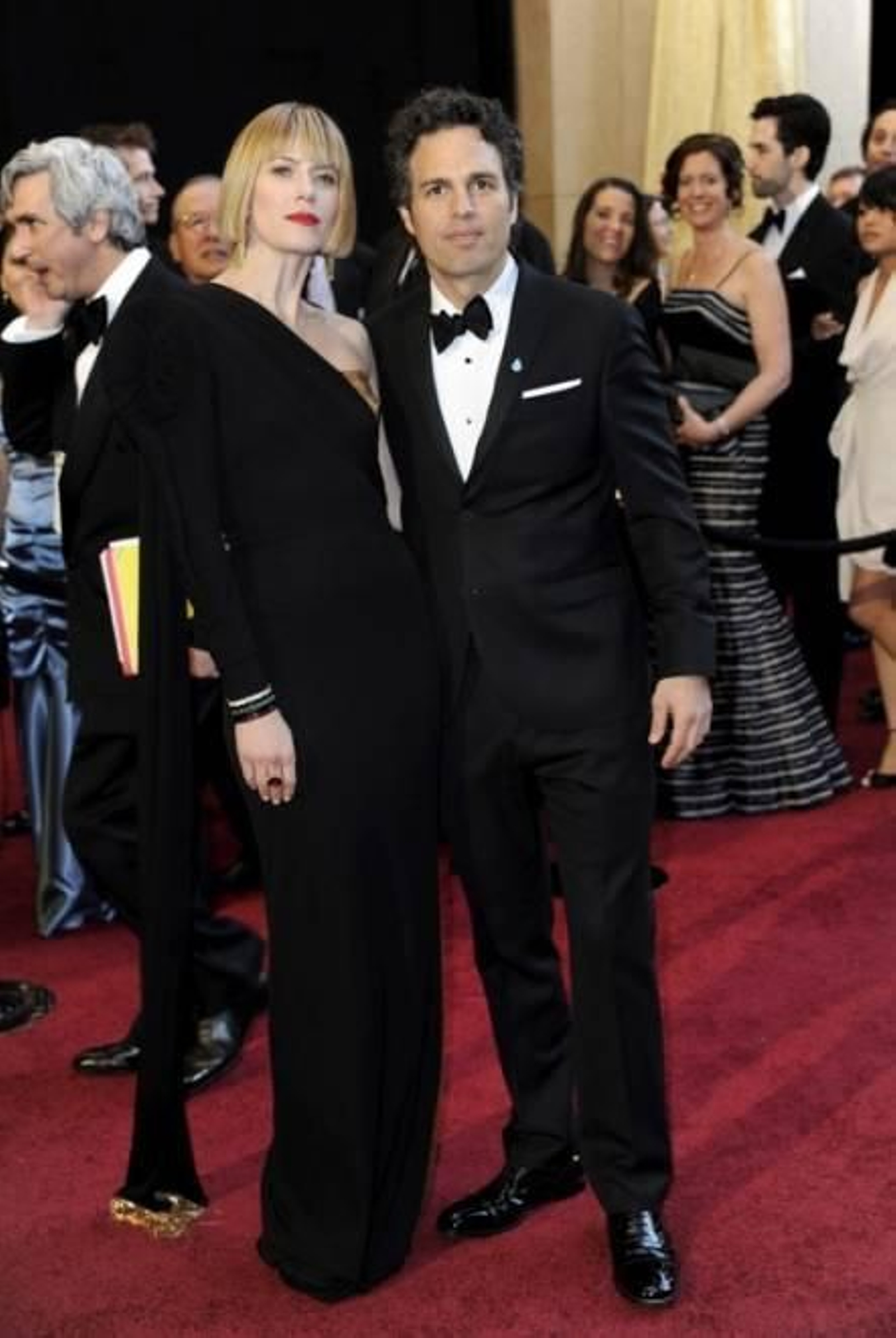 El actor de cine estadounidense Mark Ruffalo (dcha) y su esposa la actriz Sunrise Coigney .