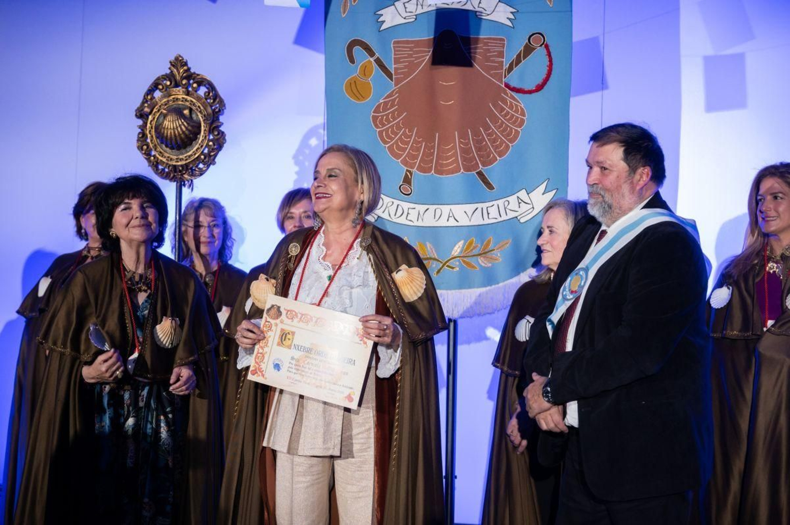 Carmela Silva, recibiendo la insignia de la Orden da Vieira en Madrid