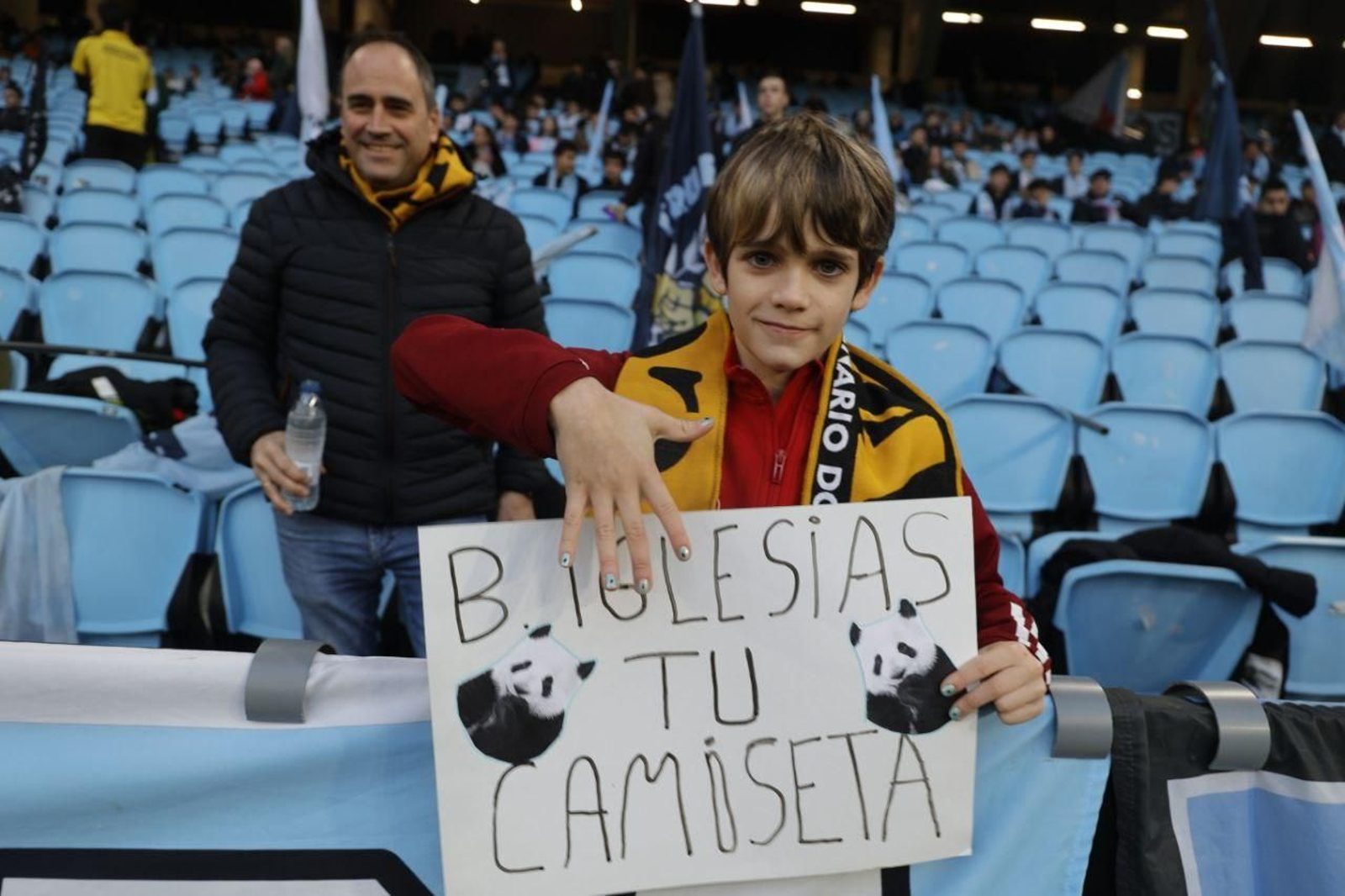 Galería | La afición del Celta saca las uñas contra la homofobia