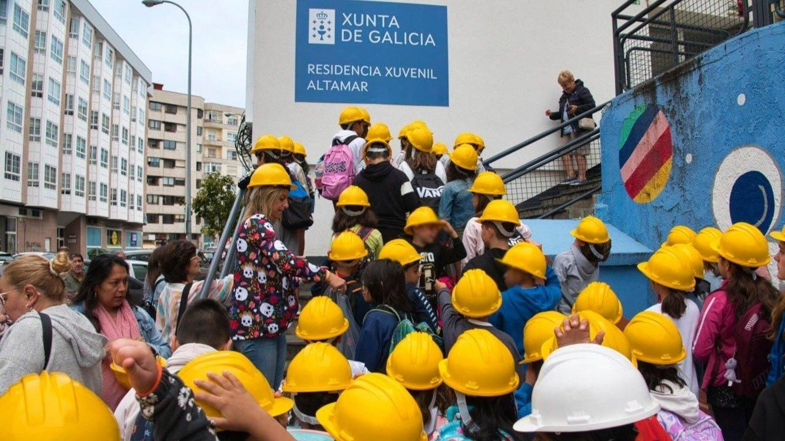 Los alumnos del Altamar asistieron a clase con cascos amarillos. // Vicente Alonso