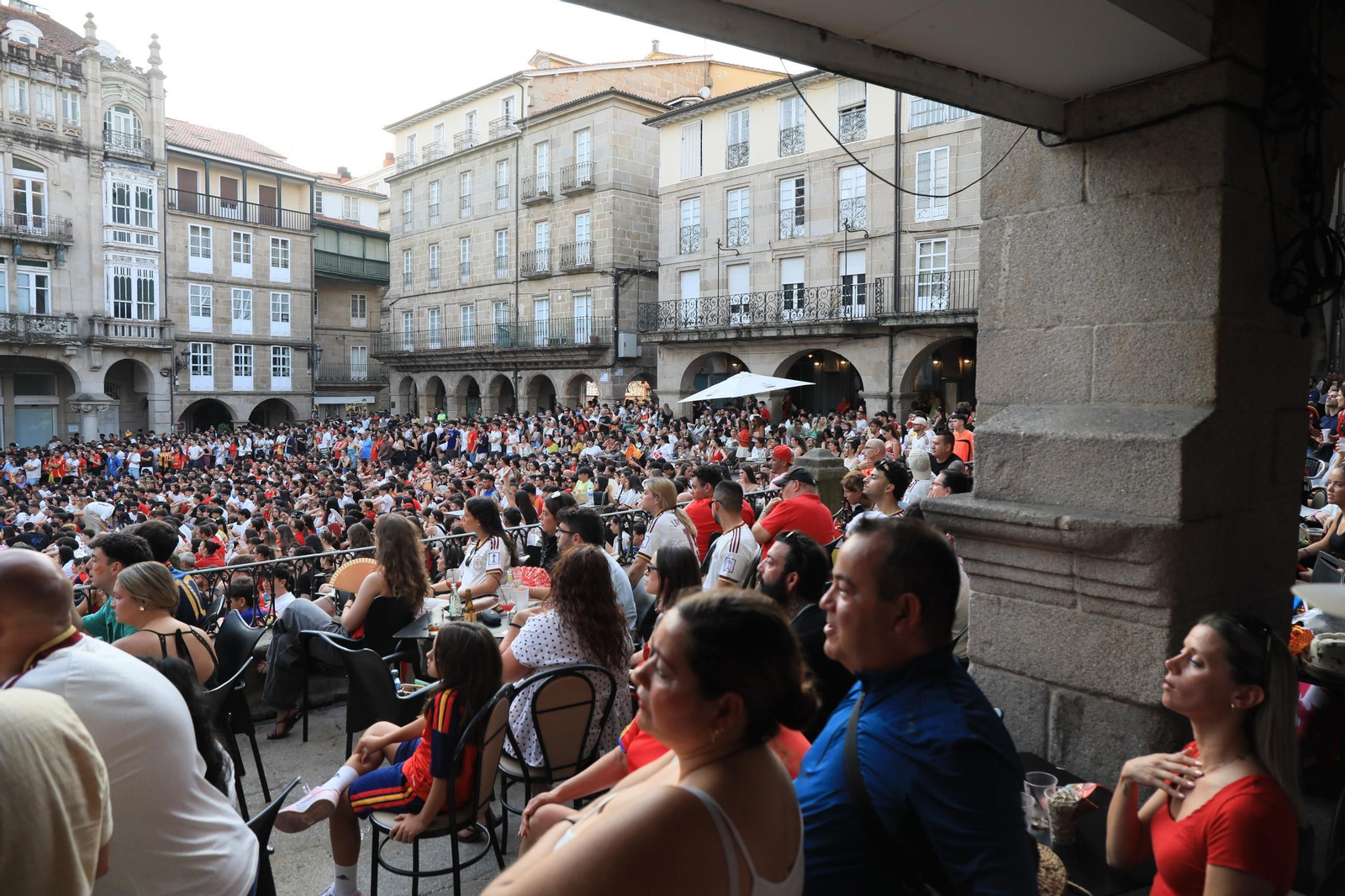 Galería | Ambiente y expectación en las terrazas de Ourense para disfrutar del partido de la selección española ante Portugal , en fotos