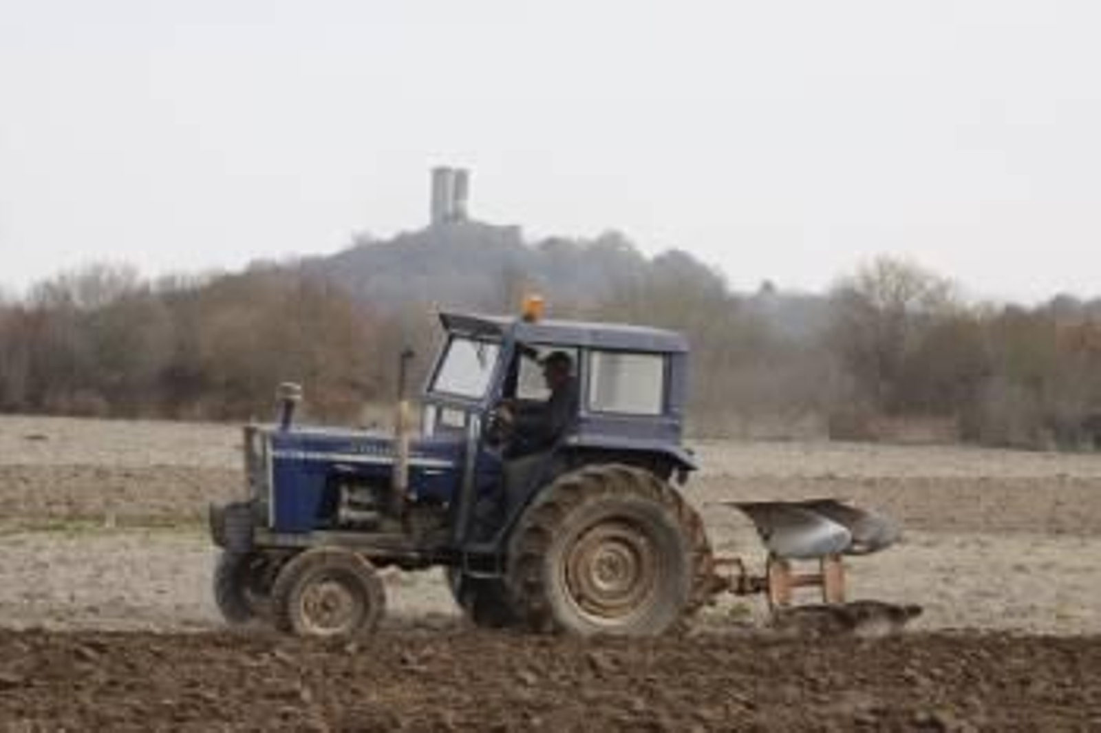 Un agricultor de A Limia ara con su tractor un campo de patatas. (Foto: XESÚS FARIÑAS)
