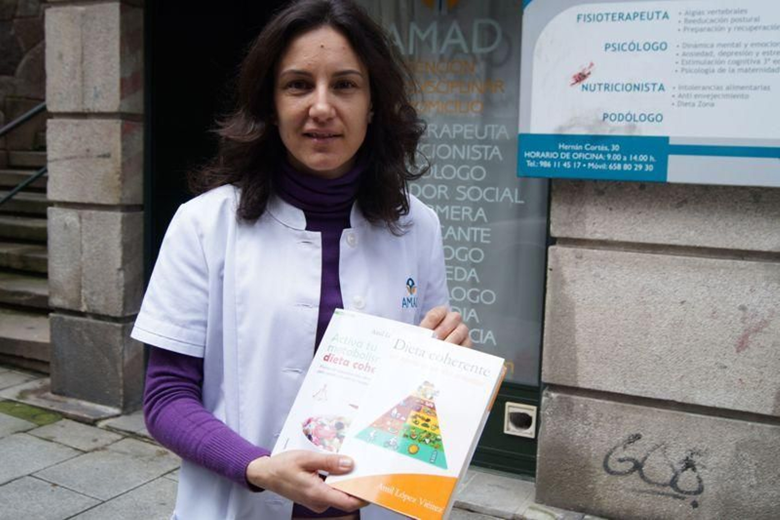 Amil López ante su consulta en la calle Hernán Cortés.