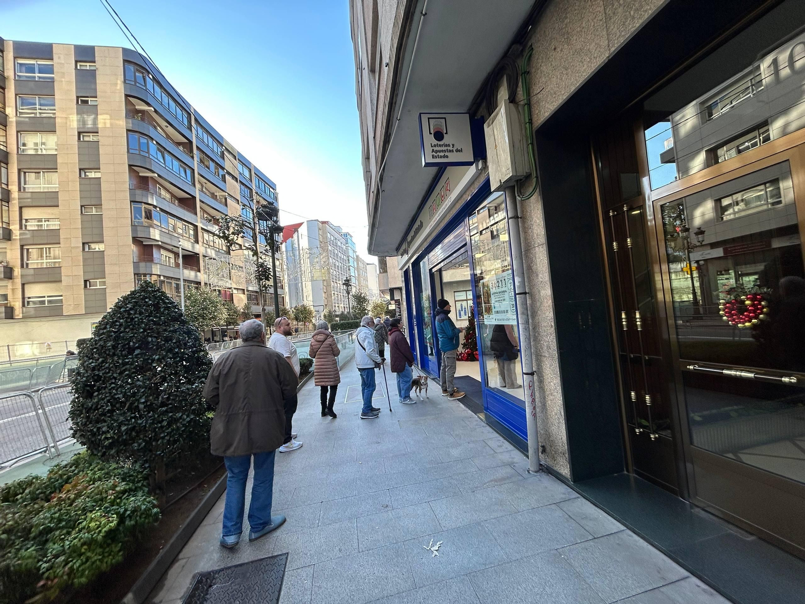 Cola en la Administración nº27 en la Avenida das Camelias para adquirir un décimo del Niño ayer por la mañana.