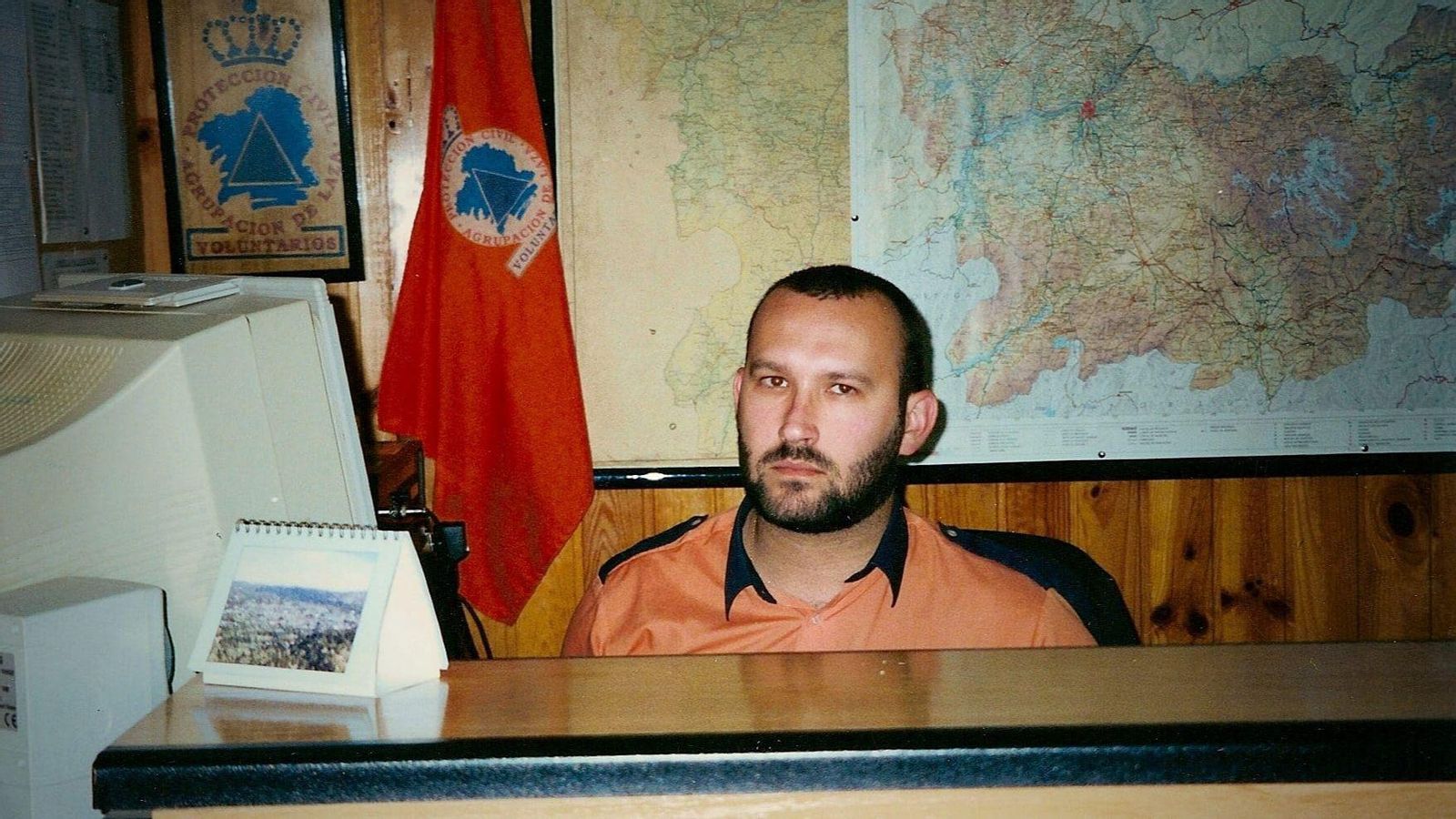 Joaquín Jiménez na oficina de Protección Civil cando se ubicaba no baixo do Concello de Laza, no ano 1999.