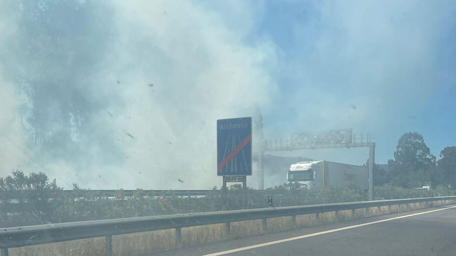 Las nubes grises del incendio desde la A-52.