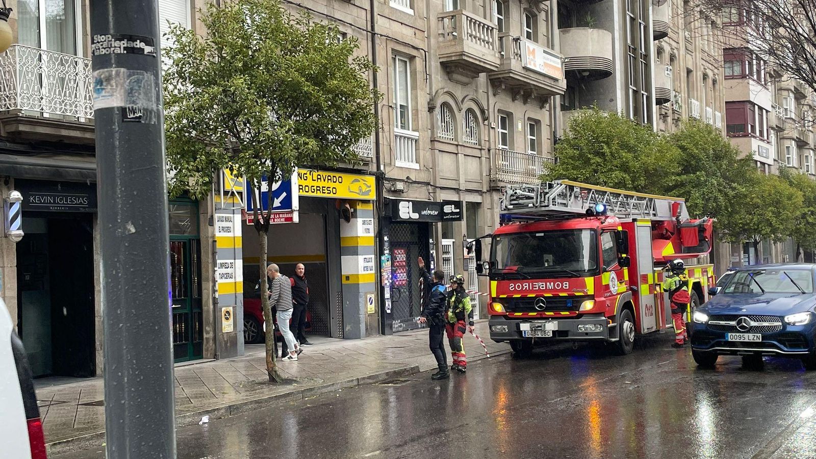 Policía Nacional y bomberos en la calle Progreso durante la intervención
