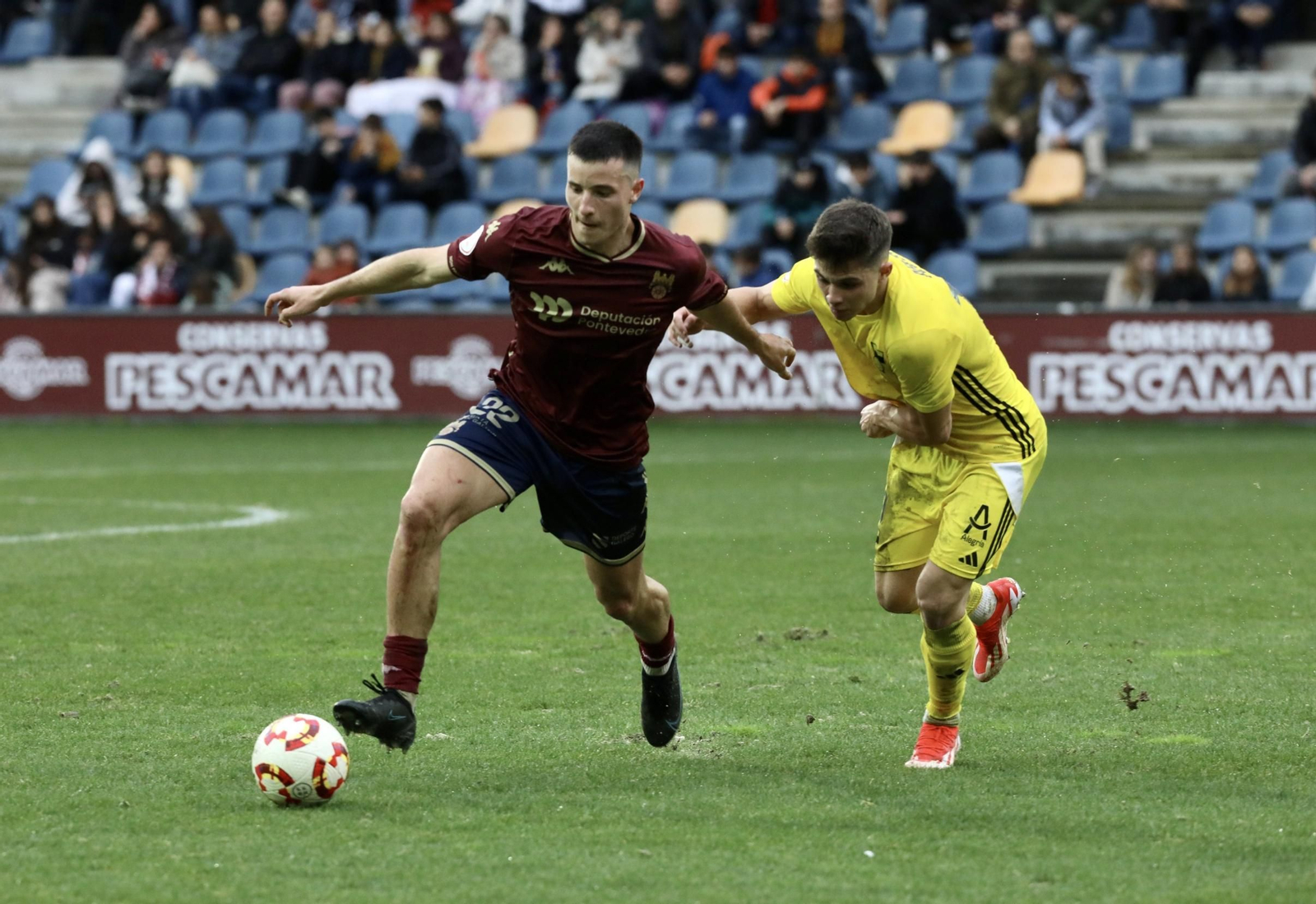 El joven Rares se adaptó al rol de 6 en Pontevedra, pero originalmente jugaba de 8, por lo que es versátil.