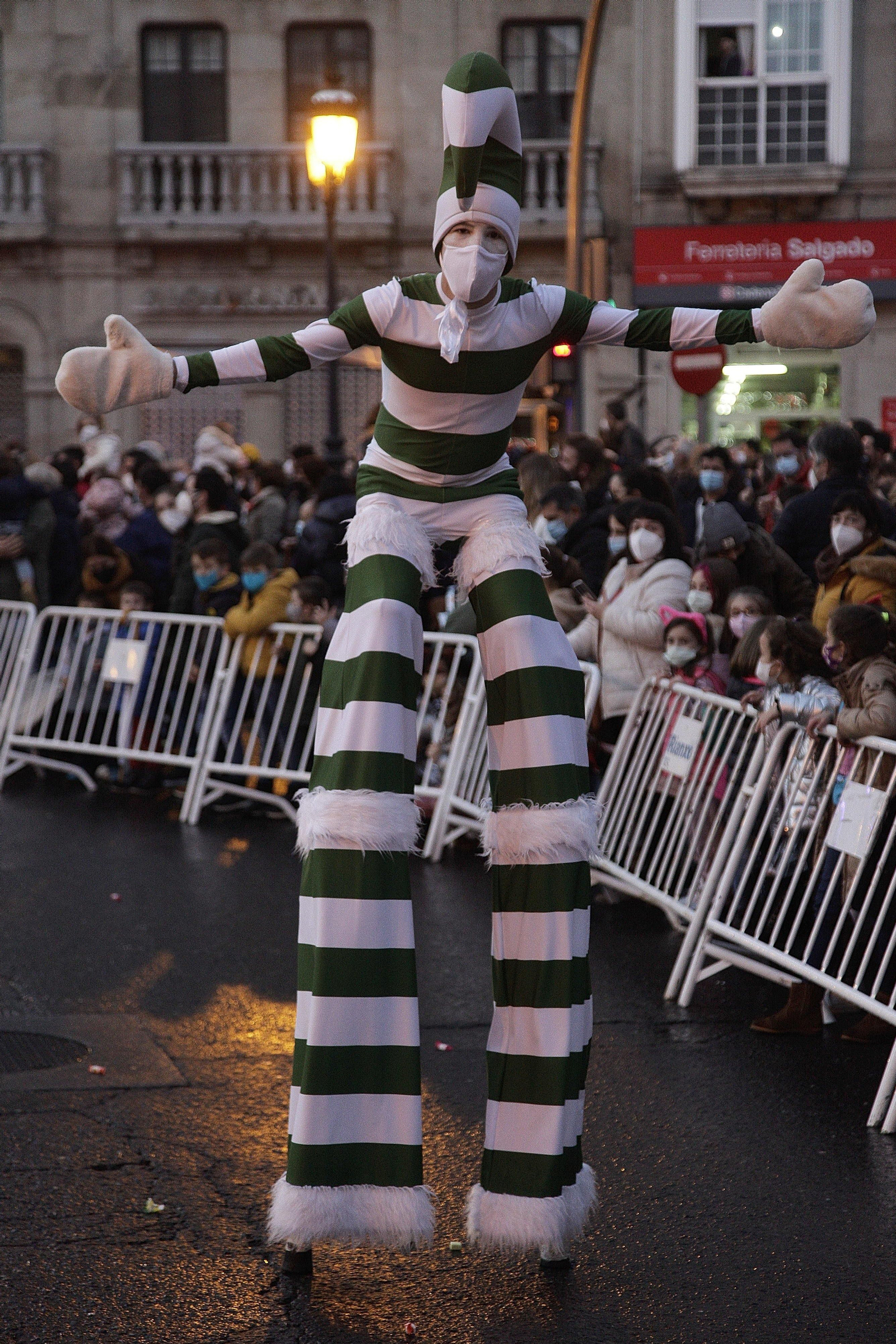 OURENSE. Osos polares, dragones o zancudos, entre los elementos del desfile. Miguel Ángel