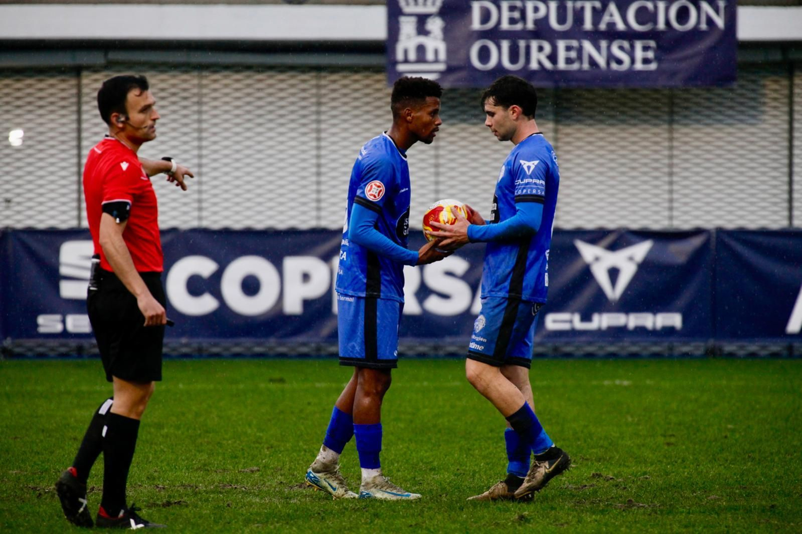 Galería | Tarde de lluvia y fútbol en O Couto