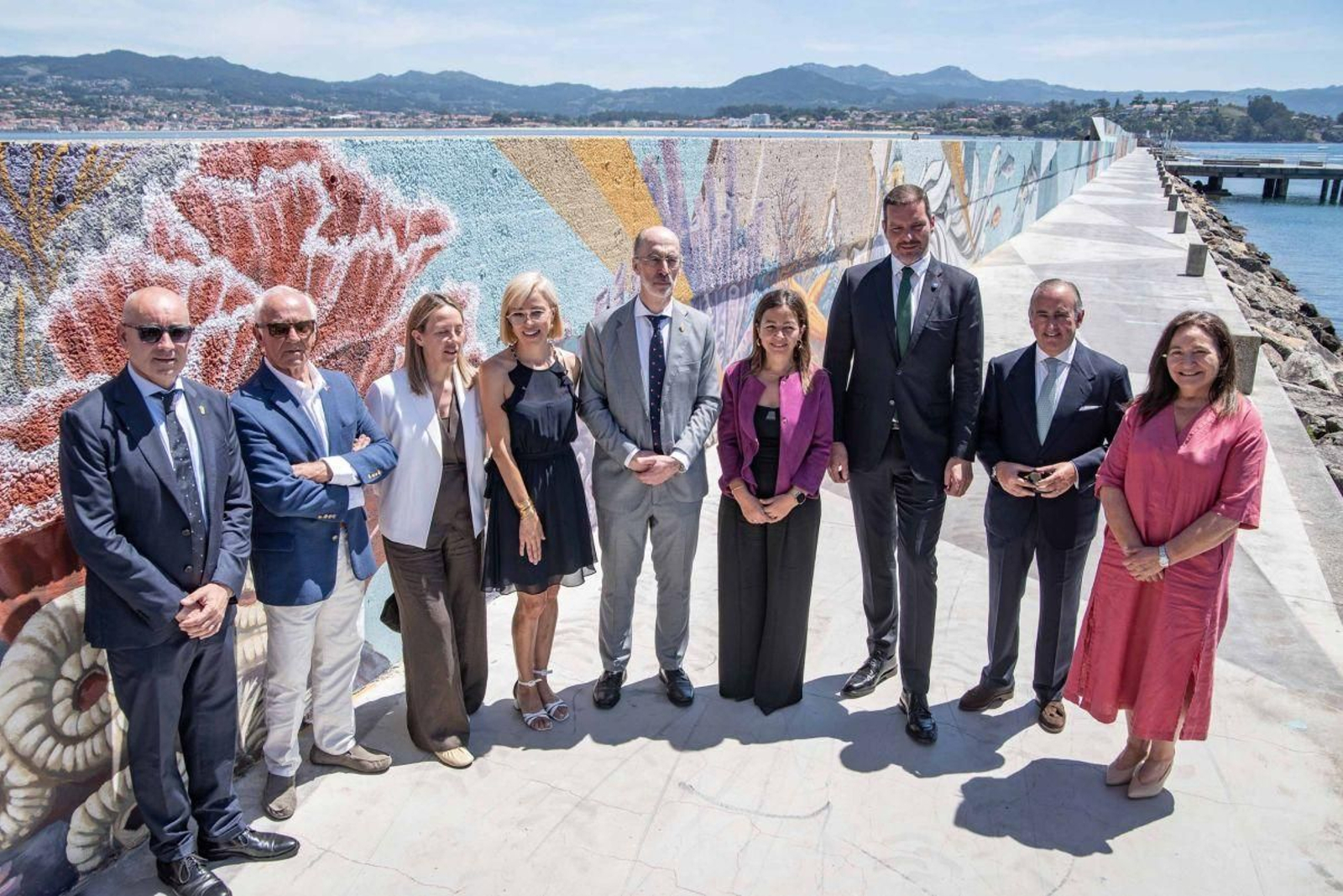 La artista con el alcalde, los conselleiros de Cultura y do Mar y autoridades asistentes al acto.