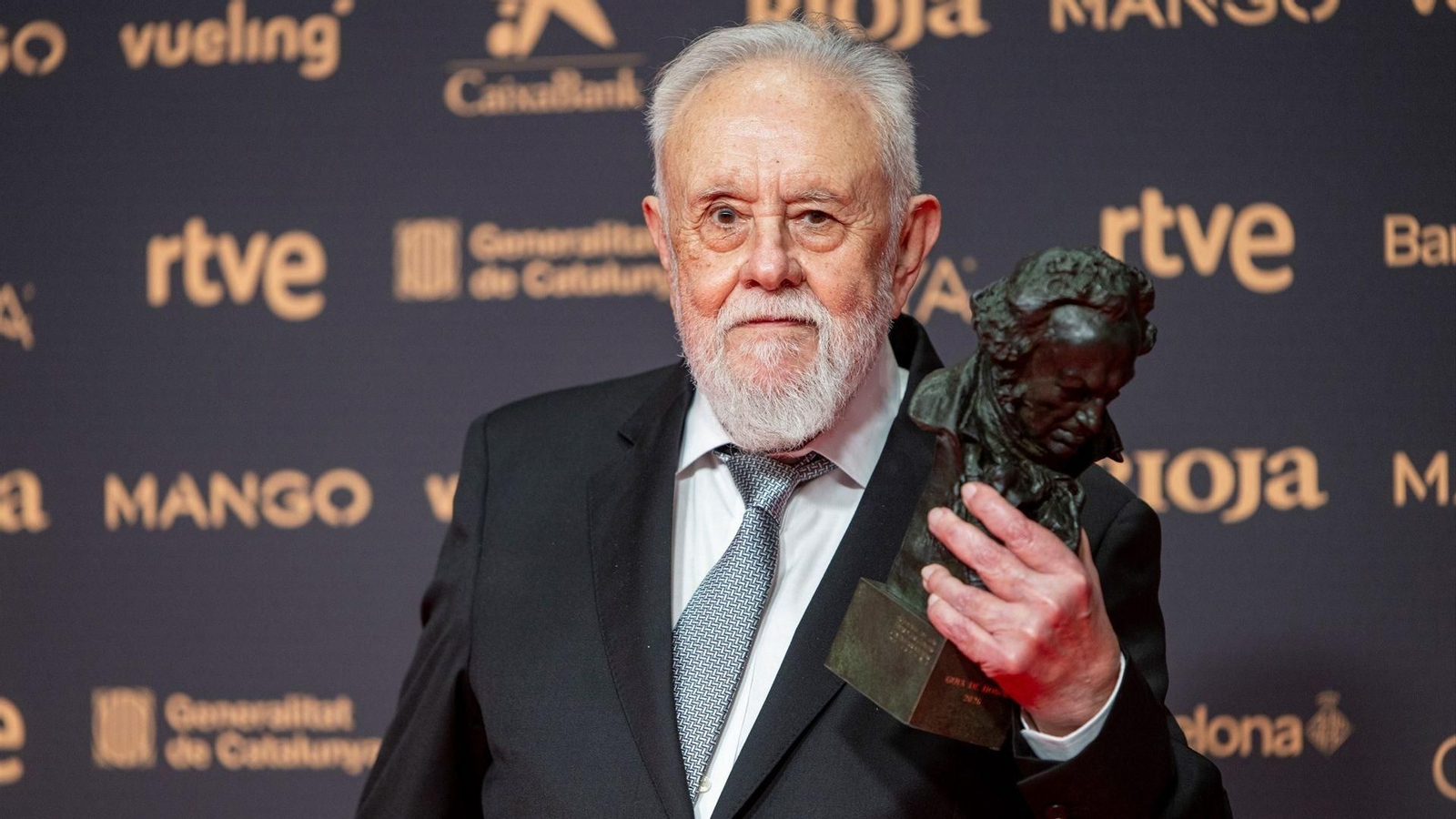 El cineasta Gonzalo Suárez con el Goya de Honor que recibió en febrero.