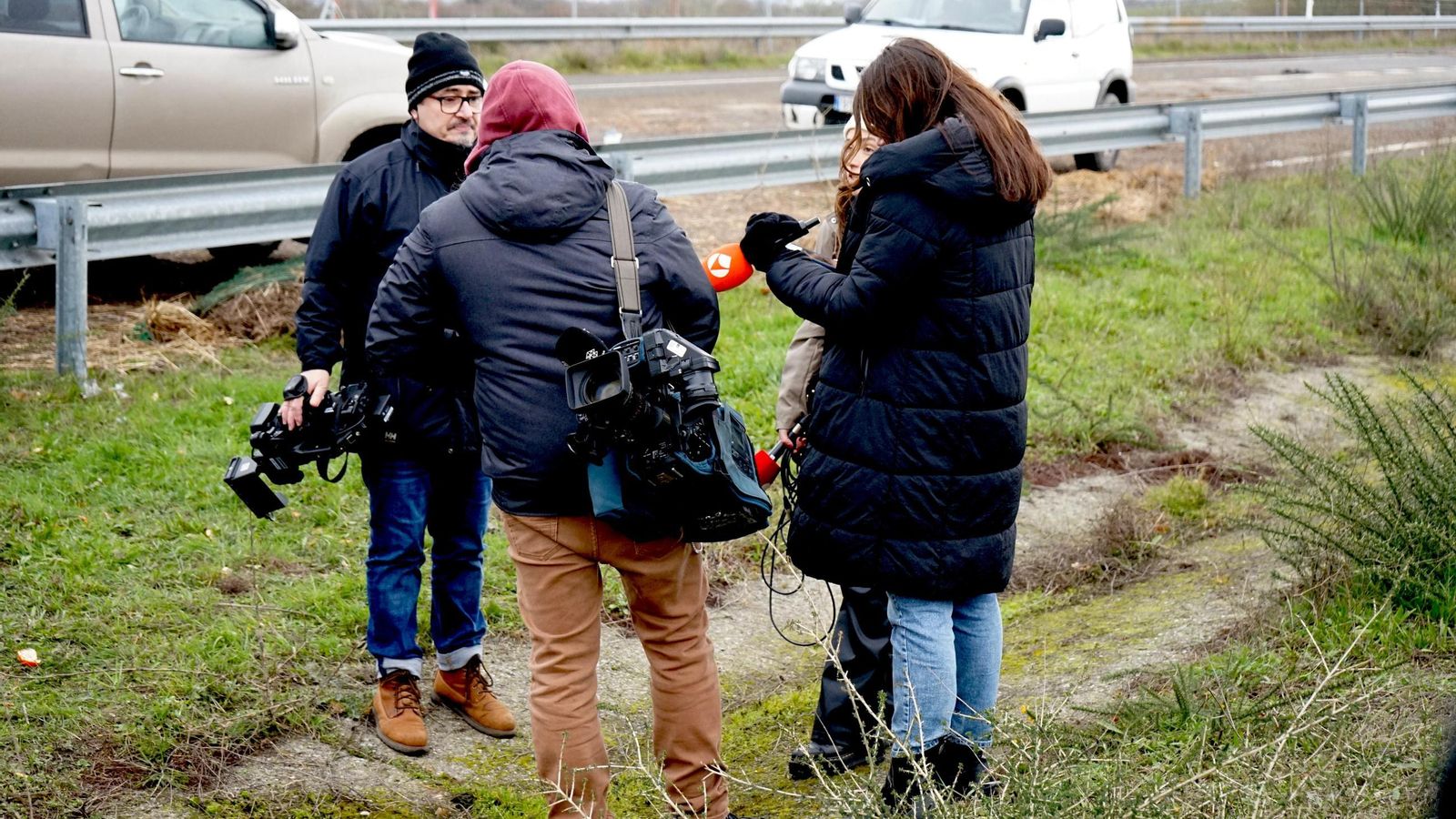 Galería | Paja, pallets, neumáticos y altavoces convierten la A-52 en el campamento base de la tractorada