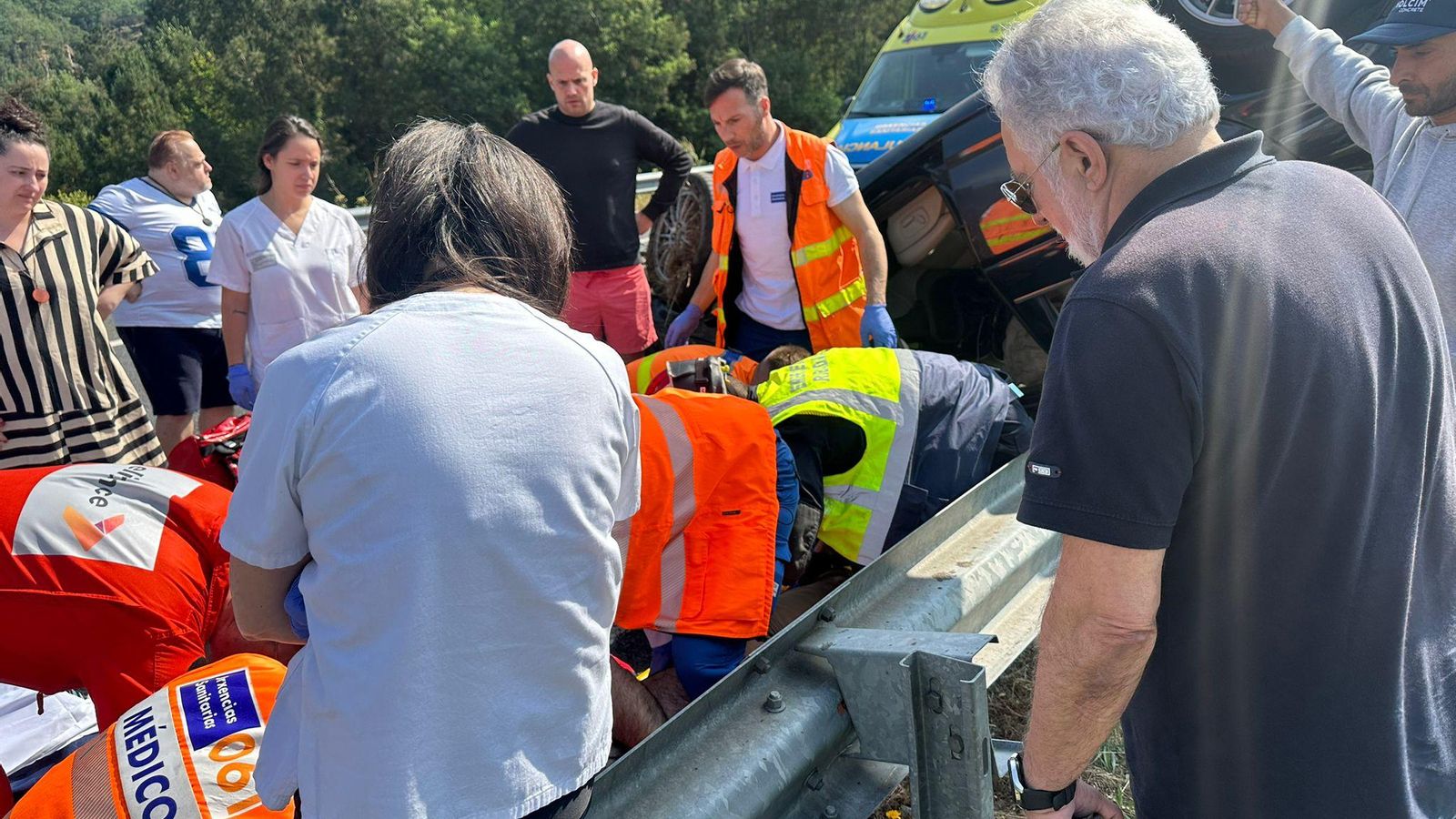 El presidente del Parlamento gallego, Miguel Santalices, a la derecha de espaldas.