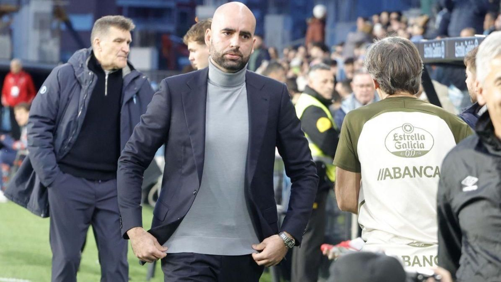 El técnico de Cans, ayer con cuello de cisne, se dirige a su banquillo antes del pitido inicial del encuentro.