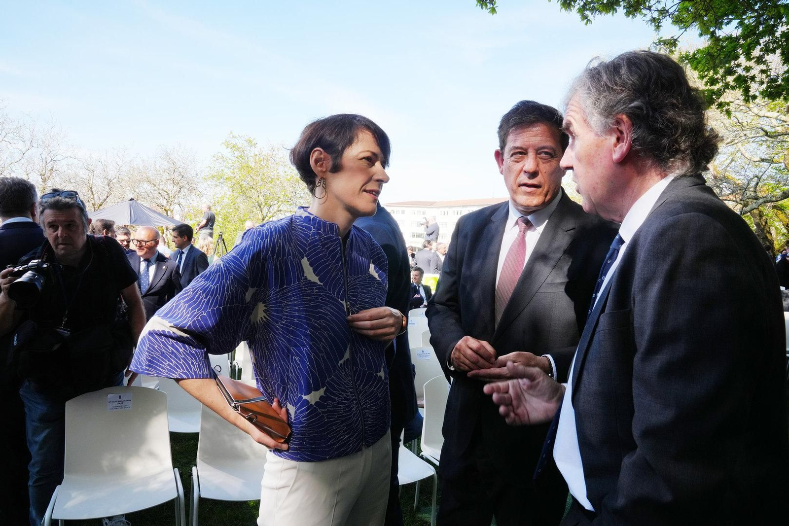 La líder del BNG, Ana Pontón y líder del PSdeG, Xosé Ramón Besteiro (c), durante el acto de toma de posesión del presidente de la Xunta.