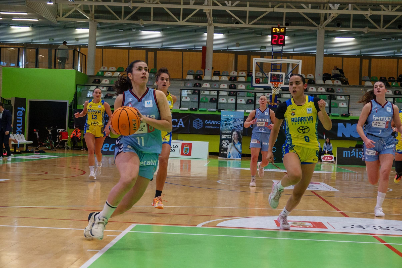 Deva Bermejo entra a canasta en el partido de la primera vuelta contra el Adareva, en Navia.