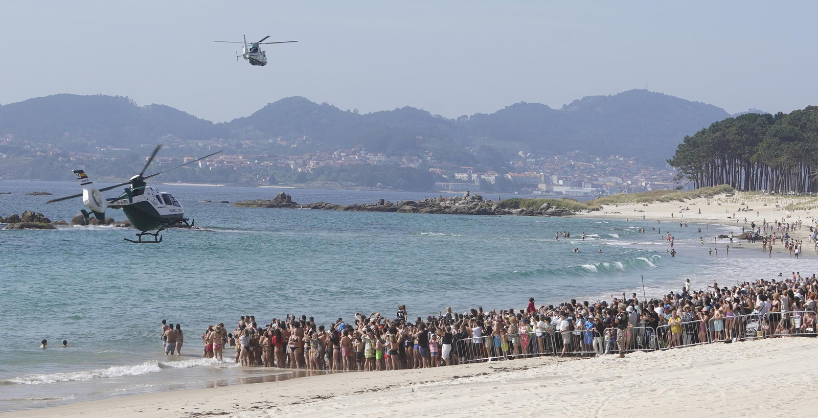 Galería | Felipe VI participa en la revista naval y presencia la exhibición de militares en Samil