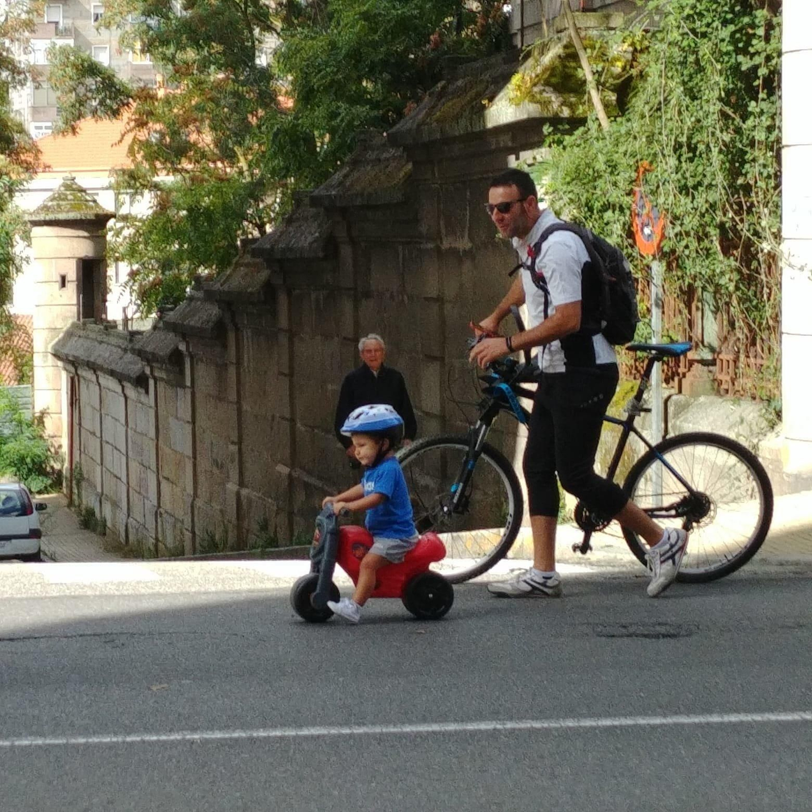 Mucha animación en la calle, niños, padres y abuelos disfrutando del Día da Bici.