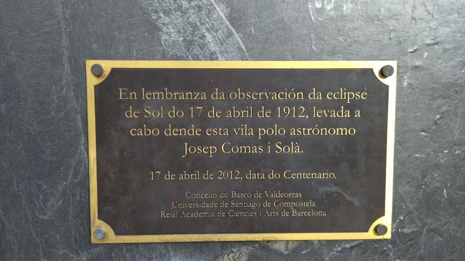 Placa recordando el eclipse total de 1912, en O Barco.