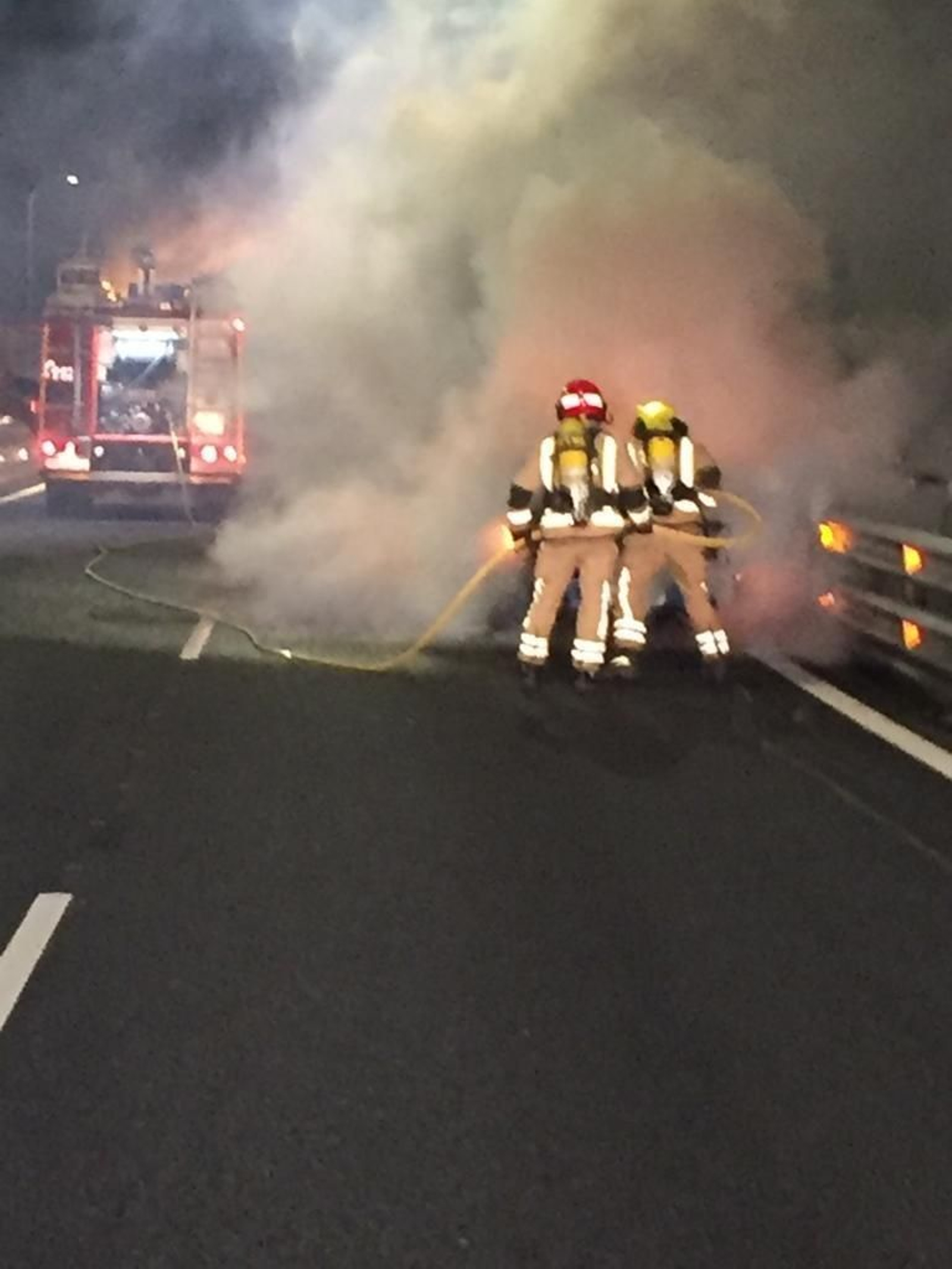 Arde un coche en el medio del puente de Rande // Alberte
