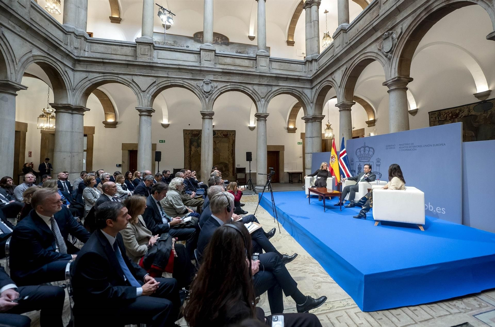 El ministro de Asuntos Exteriores, Unión Europea y Cooperación, José Manuel Albares (c), y la ministra de Exteriores de Islandia, Thorgerdur Katrín Gunnarsdóttir