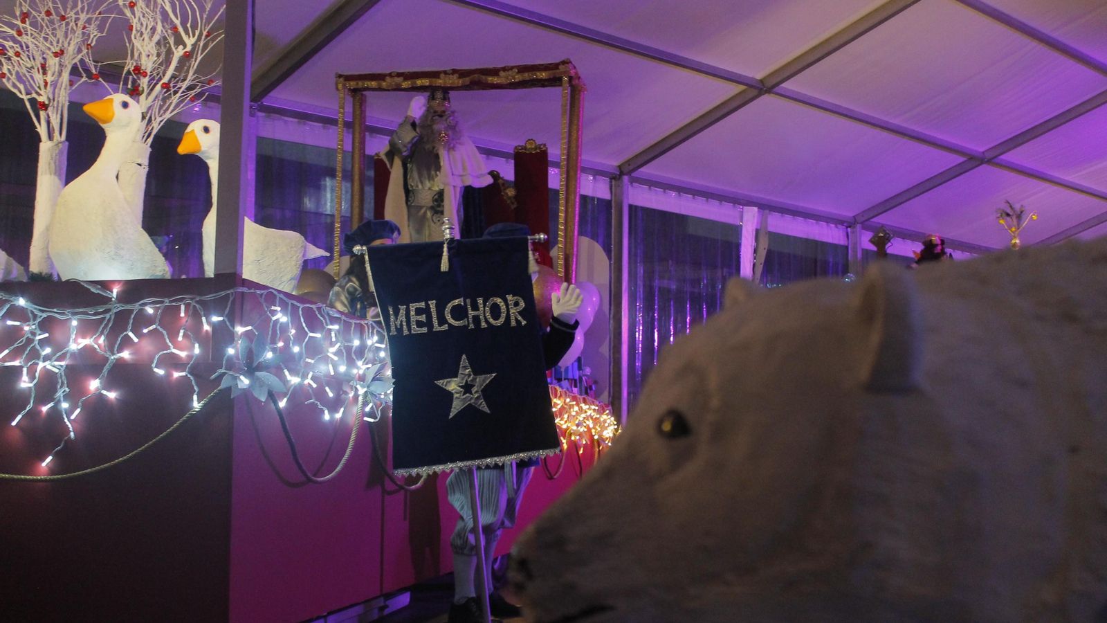 La carpa estaba convenientemente decorada. Entre los adornos, un oso polar. (Isaac Cruz)