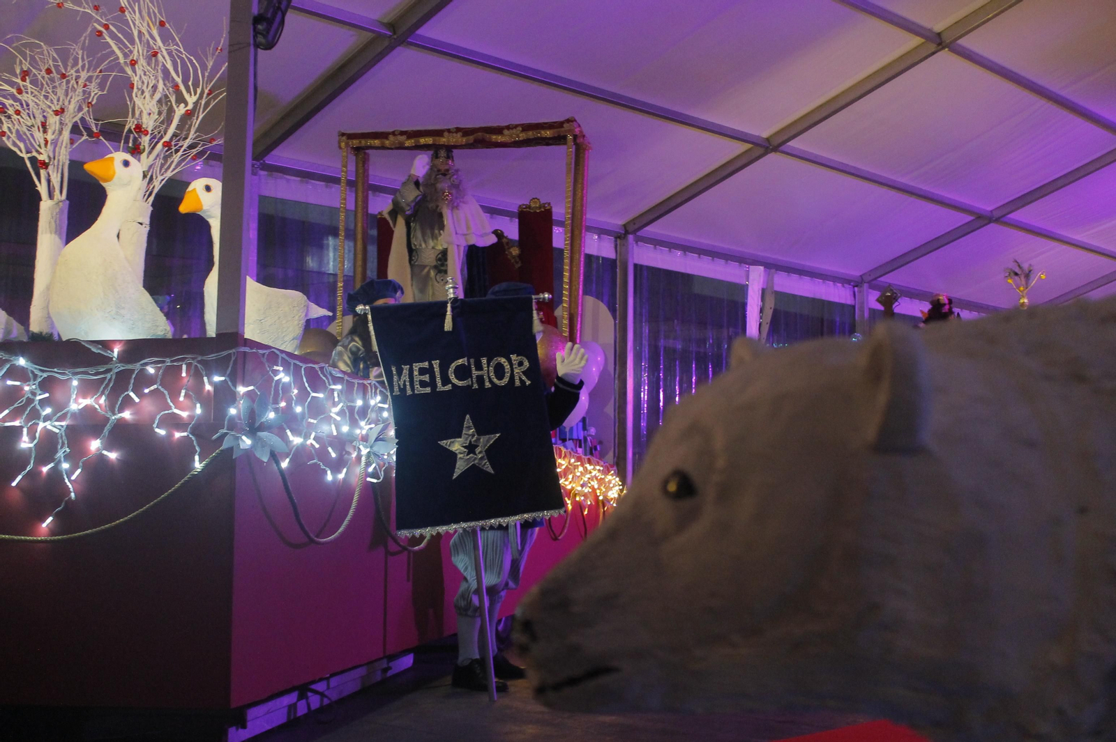 La carpa estaba convenientemente decorada. Entre los adornos, un oso polar. (Isaac Cruz)