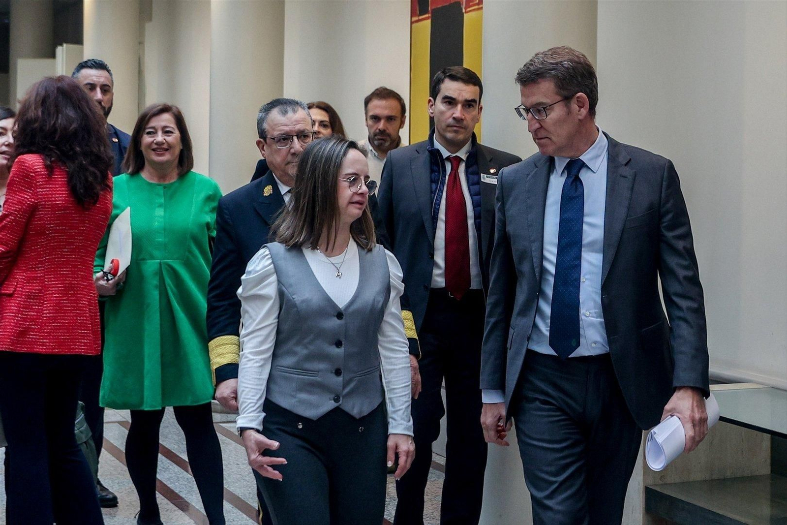 El líder del PP, Alberto Núñez Feijóo (d), llega a un pleno extraordinario del Congreso de los Diputados. // EP
