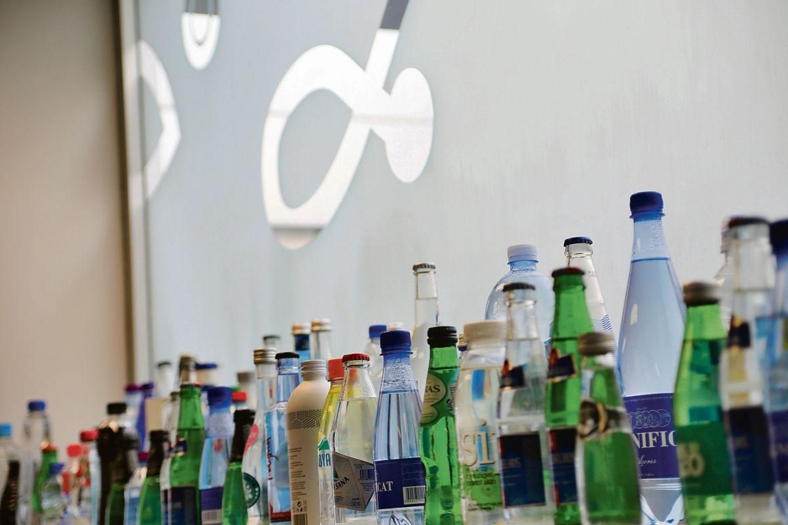 Bodegón de botellas expuestas permanentemente por la Xunta en el edificio Paco Paz .