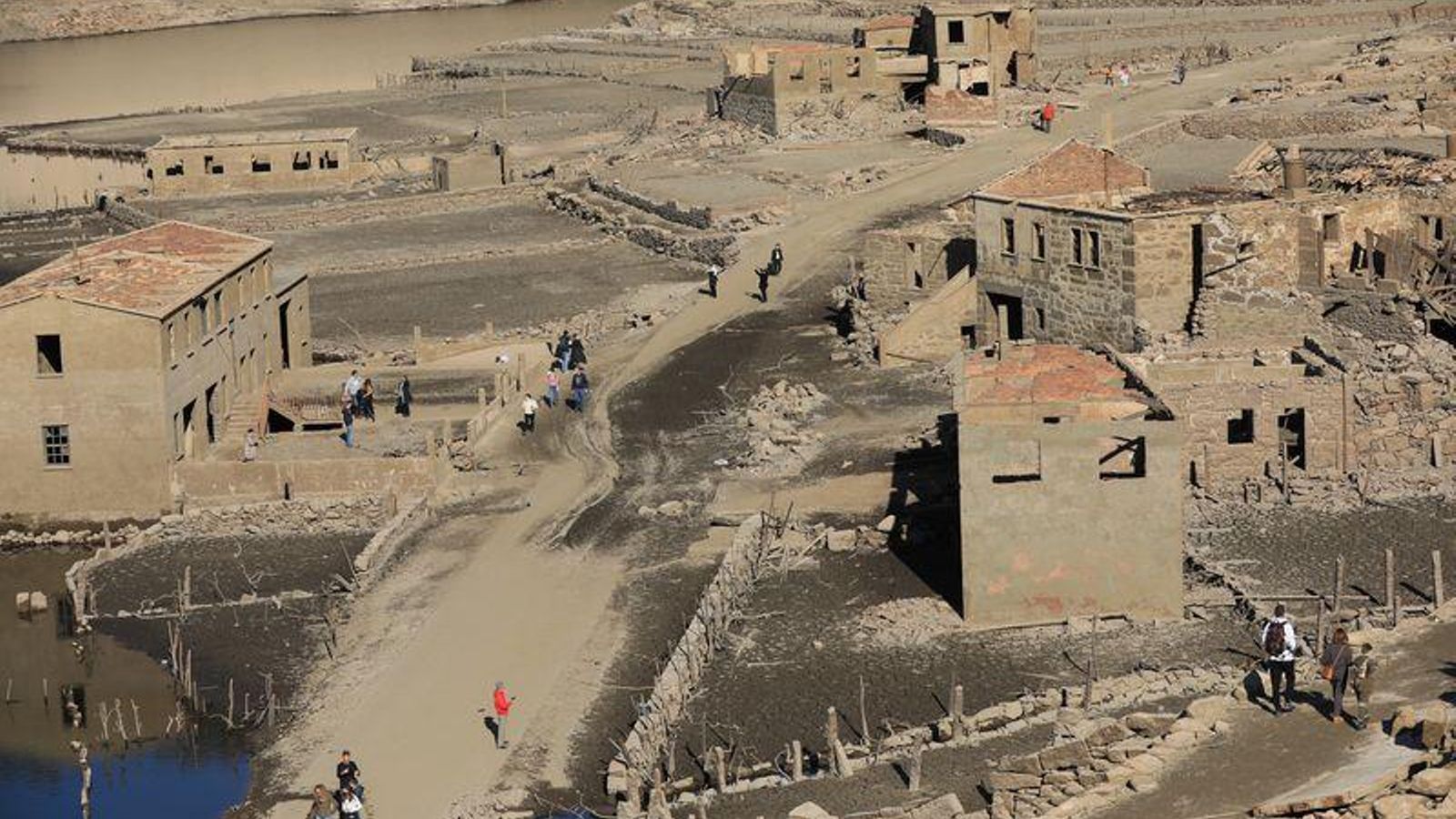 ACEREDO (LOBIOS) 5/02/2022.- Gran afluencia de visitantes para ver Aceredo en el embalse. José Paz