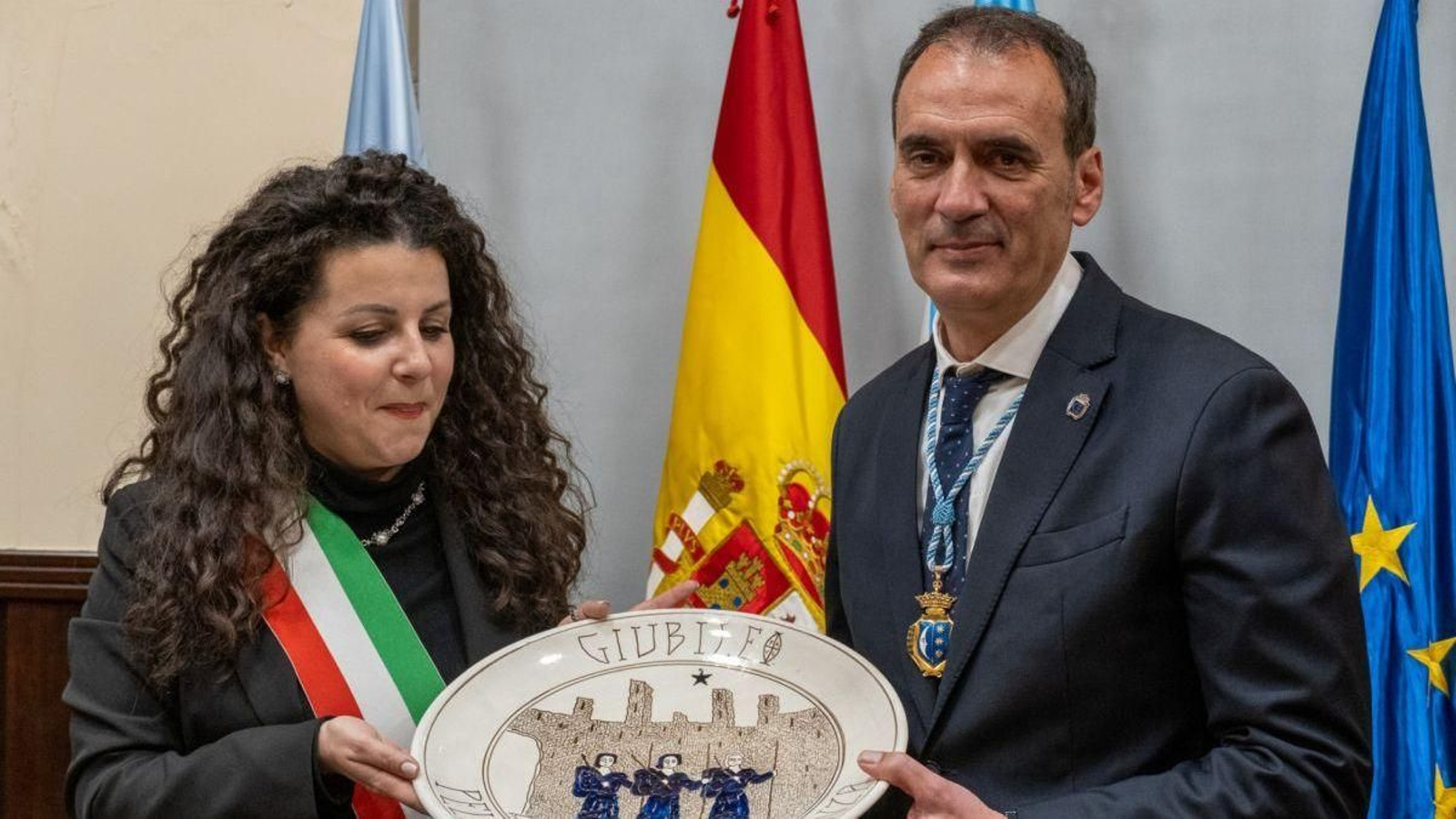 La alcaldesa de Viterbo, Chiara Frontini, y el alcalde de Tui, Enrique Cabaleiro.