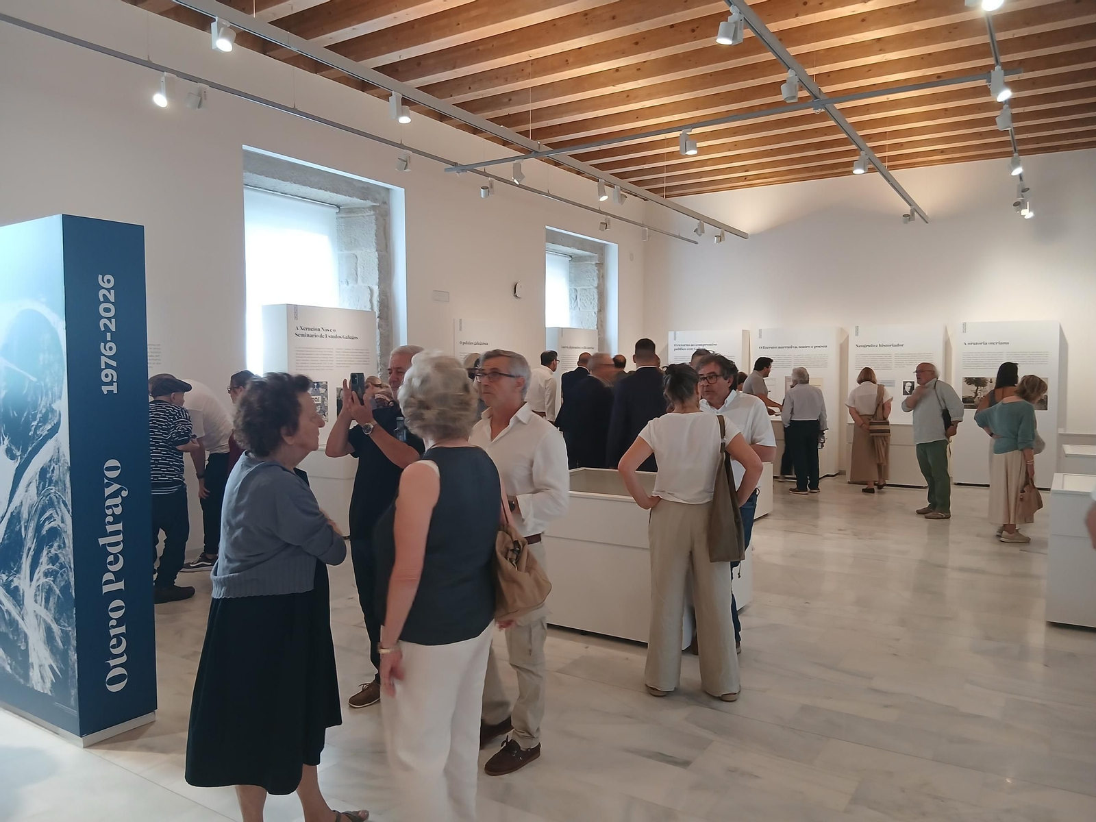 Doce paneis e nove vidreiras expoñen fotografías, obras orixinais e facsímiles da obra oteriana.