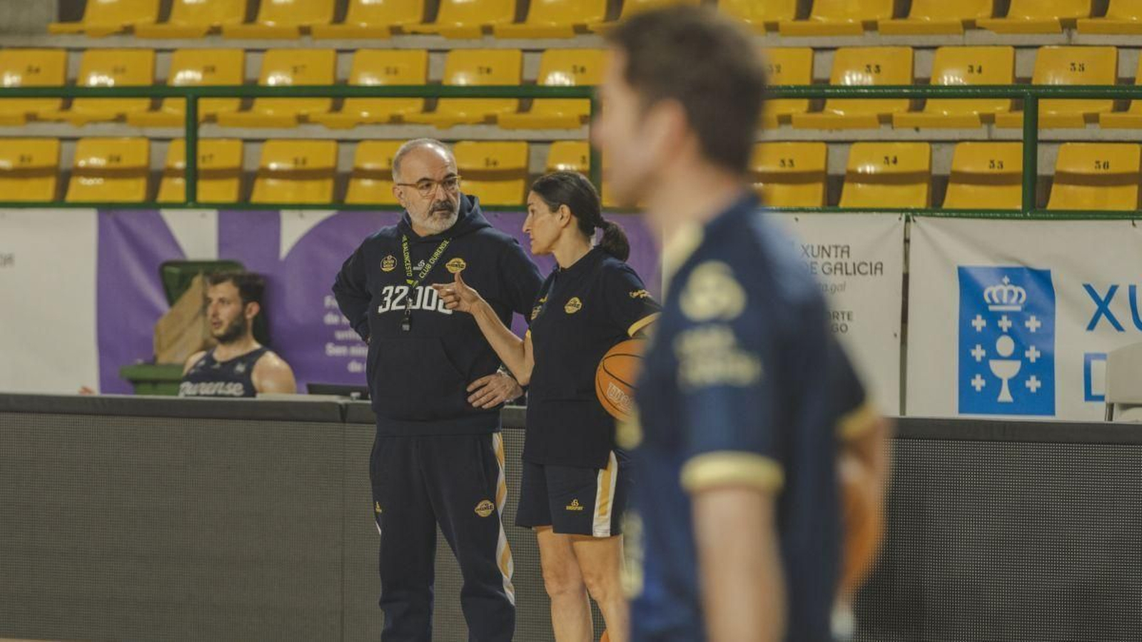 El técnico Moncho López habla con uno de sus ayudantes, Isabel Lemos.