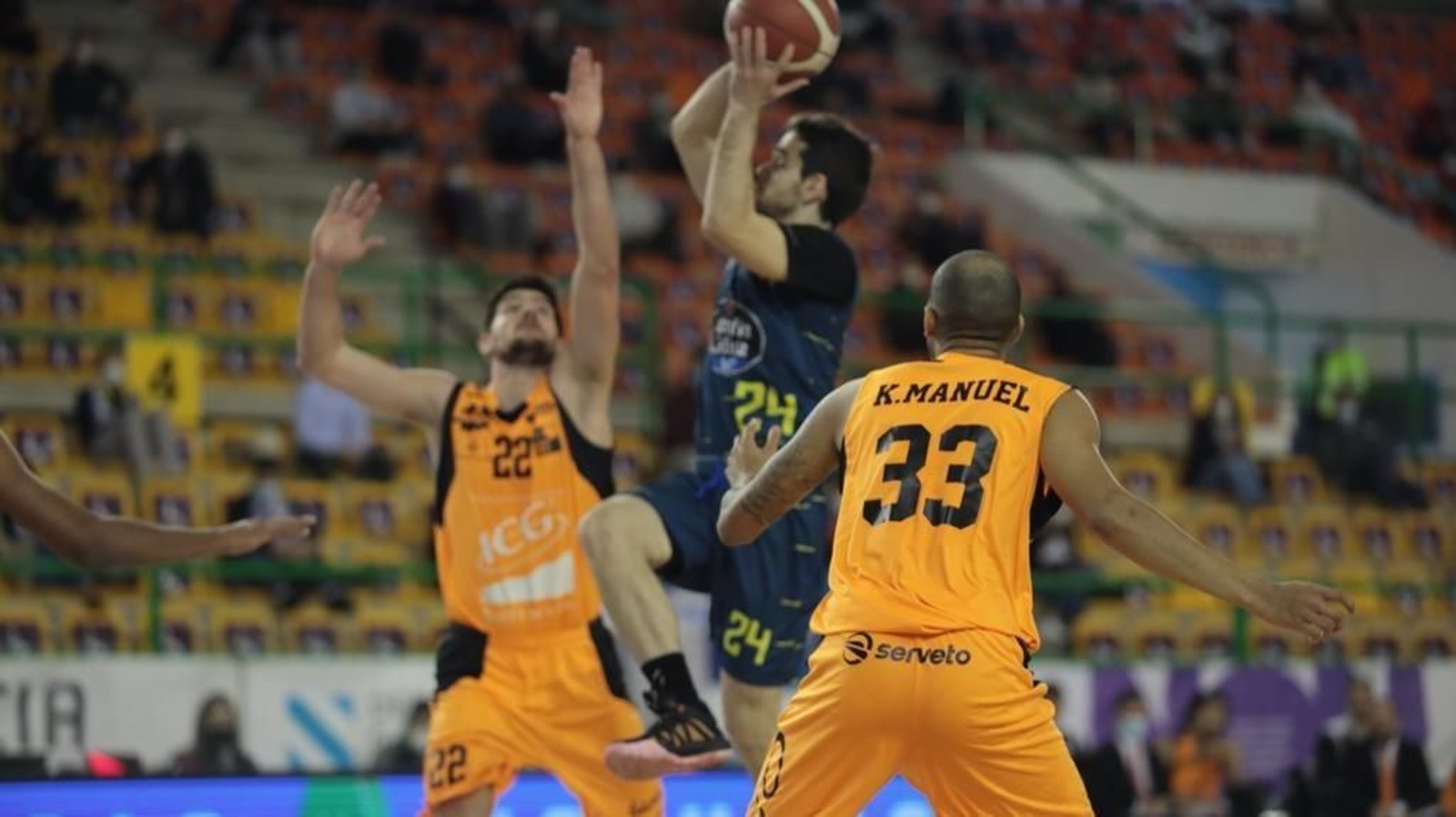 Partido en el Pazo entre el COB y el Lleida (FOTO: JOSÉ PAZ).