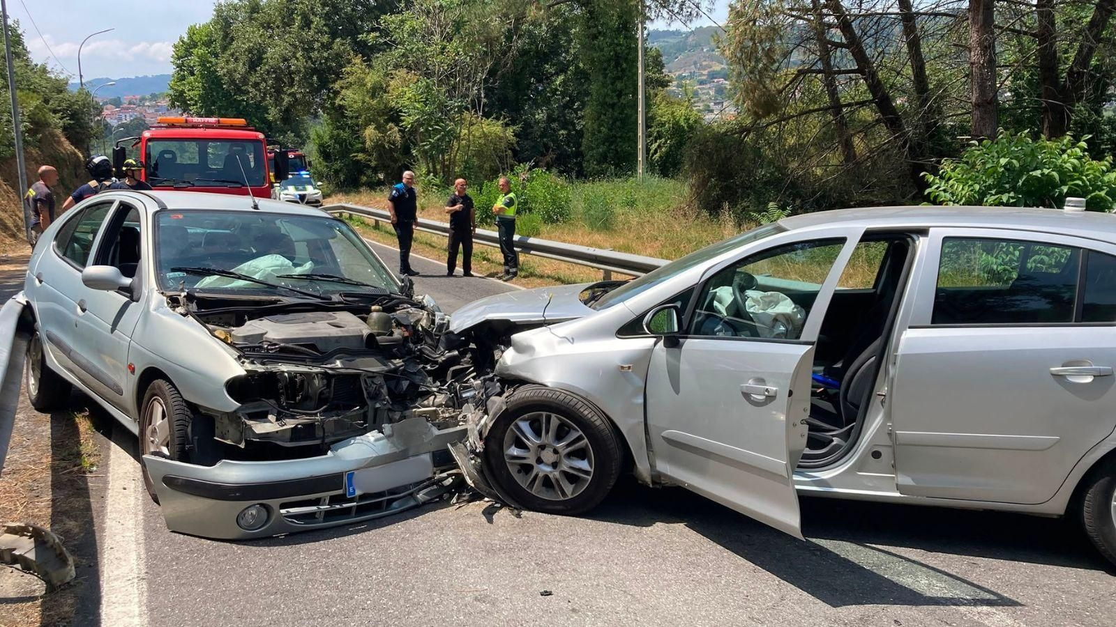 Dos coches sufren una brutal colisión en Velle