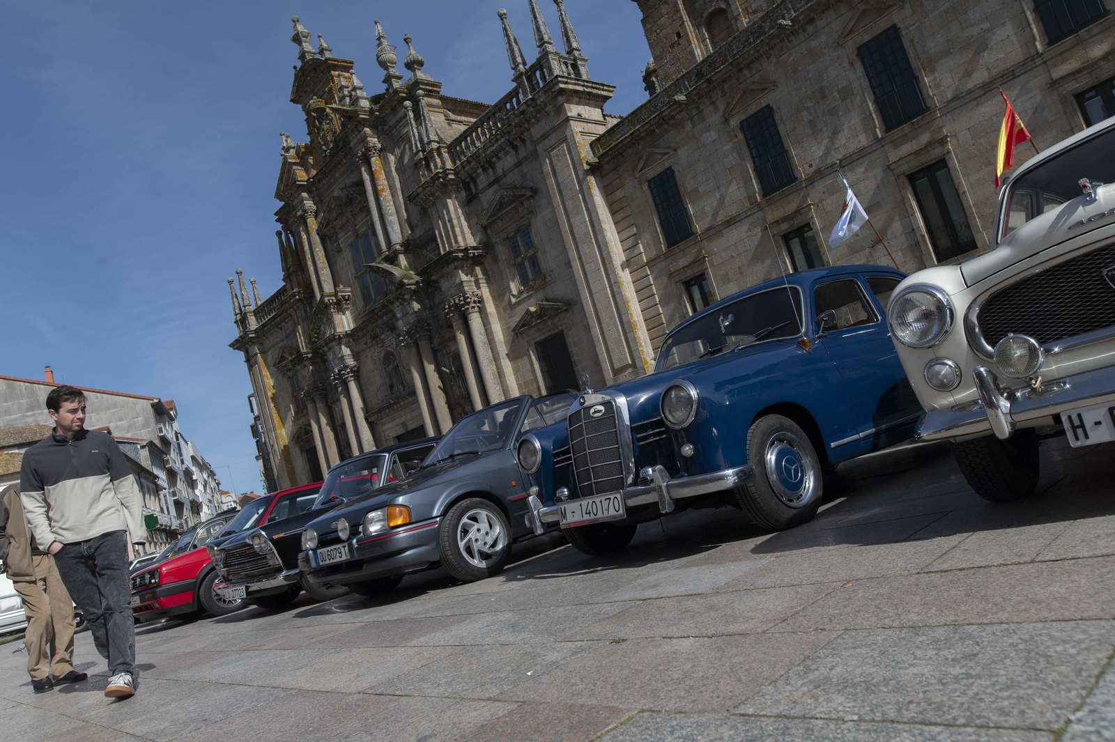 Un total de 70 coches clásicos se unieron a las 60 motos chopper para hacer una exhibición por todo lo alto.