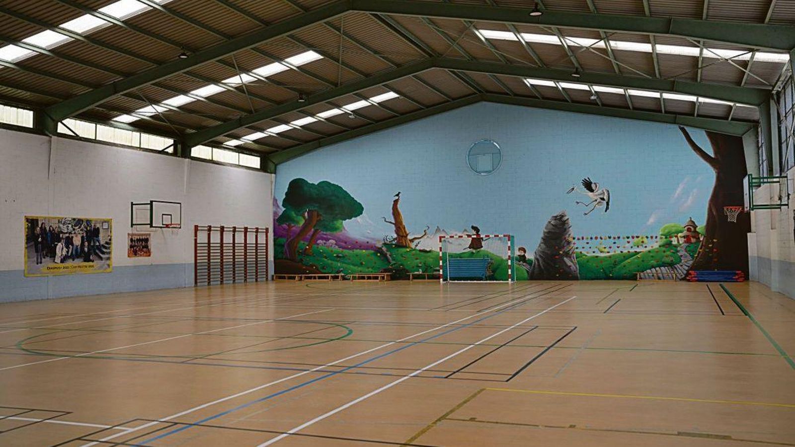 El mural del pabellón deportivo, sufragado en parte con el desguace de un furgón policial.