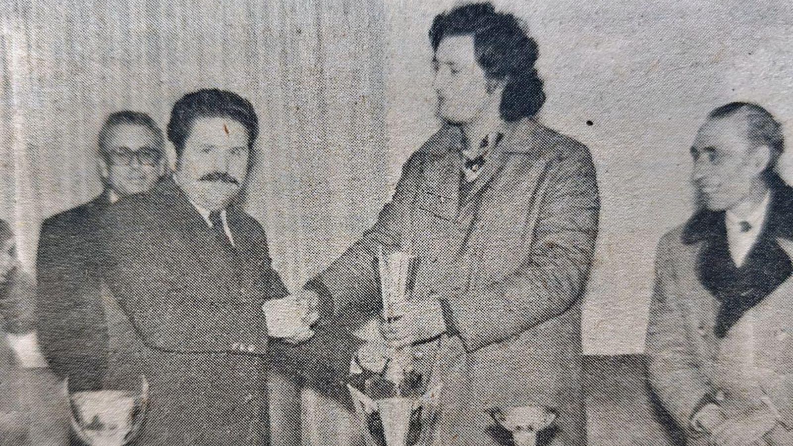 Alfonso Arcos recibe el trofeo de manos del presidente del Casino Antelano.