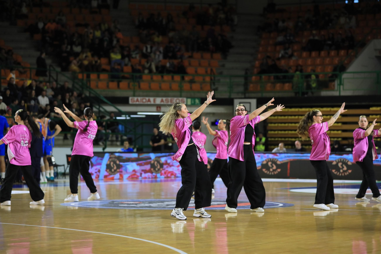 Galería | El Pazo disfruta de un sábado de baloncesto y Entroido