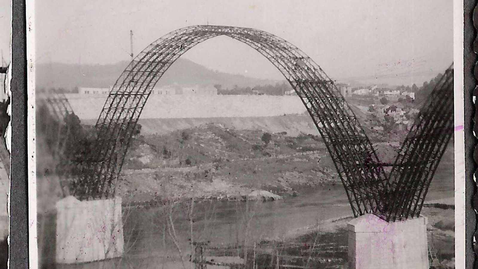 Estructura del Viaducto. De la construcción del Puente Nuevo ya tenemos alguna prueba gráfica, pero es a partir de la construcción del viaducto que tenemos auténticos reportajes: Novísimo, Milenio, pasarela, etc.