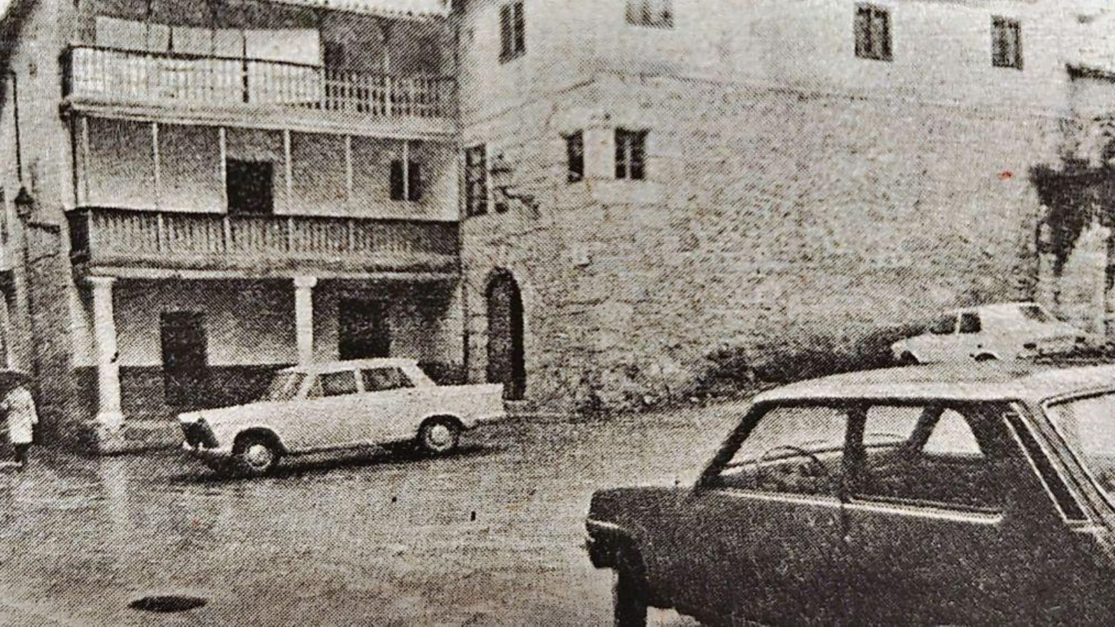 La Plaza del Cid todavía con coches.