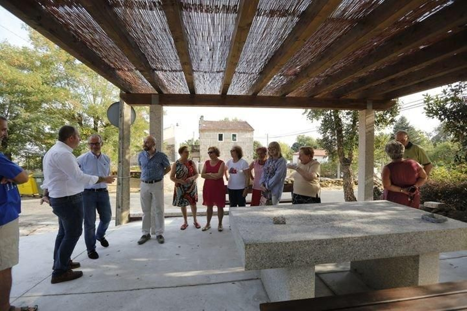El alcalde de Ourense, Jesús Vázquez, y el concejal José Araújo, ayer en su visita a Vilar de Astrés.