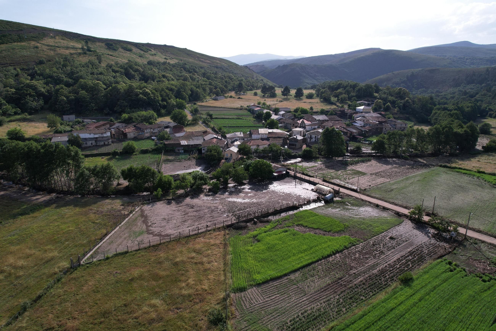 Galería | Viana do Bolo, cruzada por el torrente de agua, en fotos a vista de dron