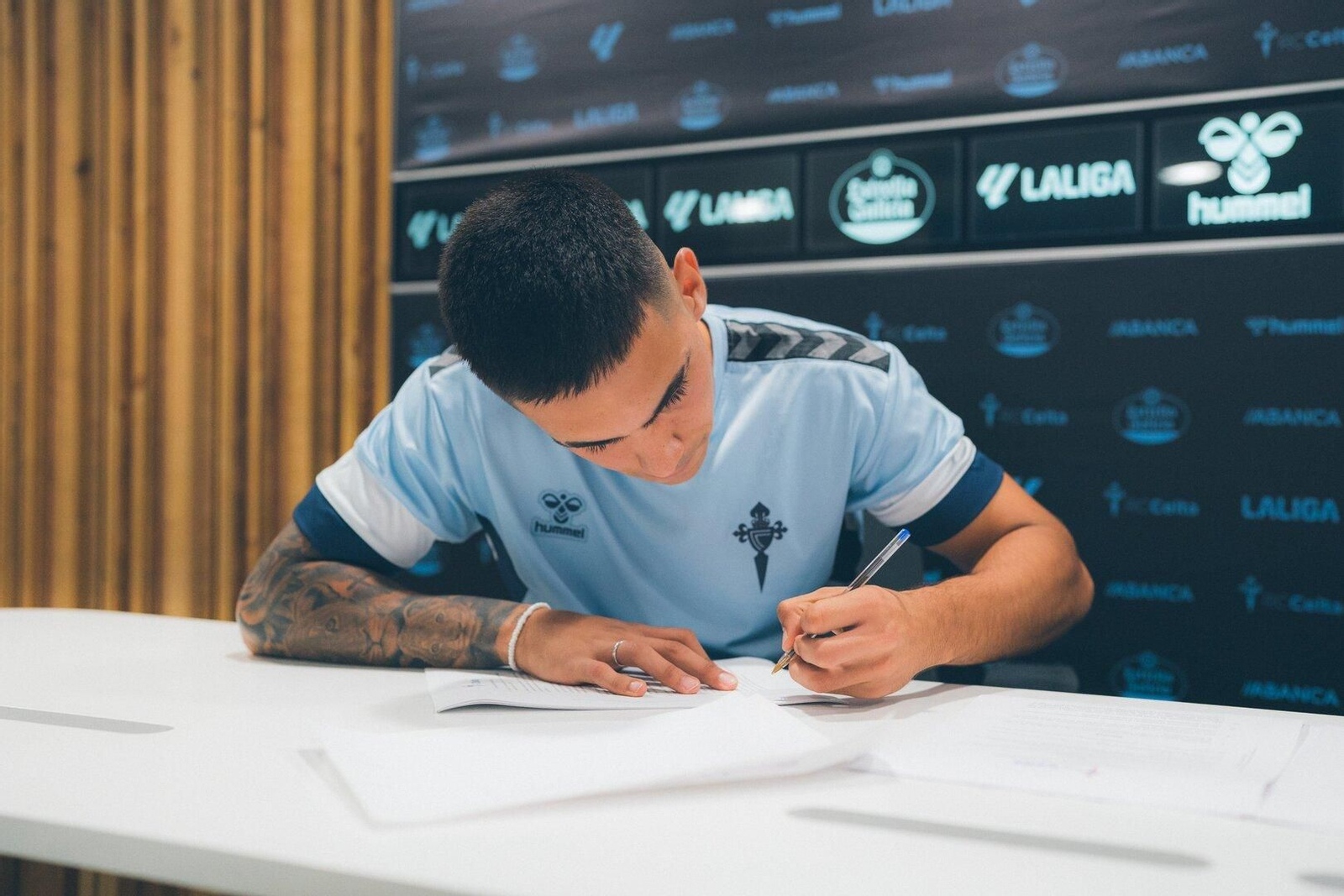 Sotelo firma su nuevo contrato. // RC Celta