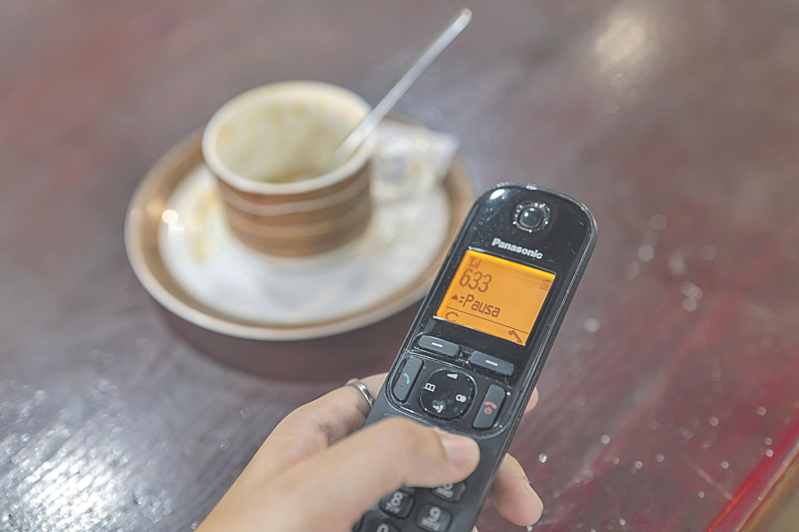 Una vecina de Ourense usando su teléfono fijo