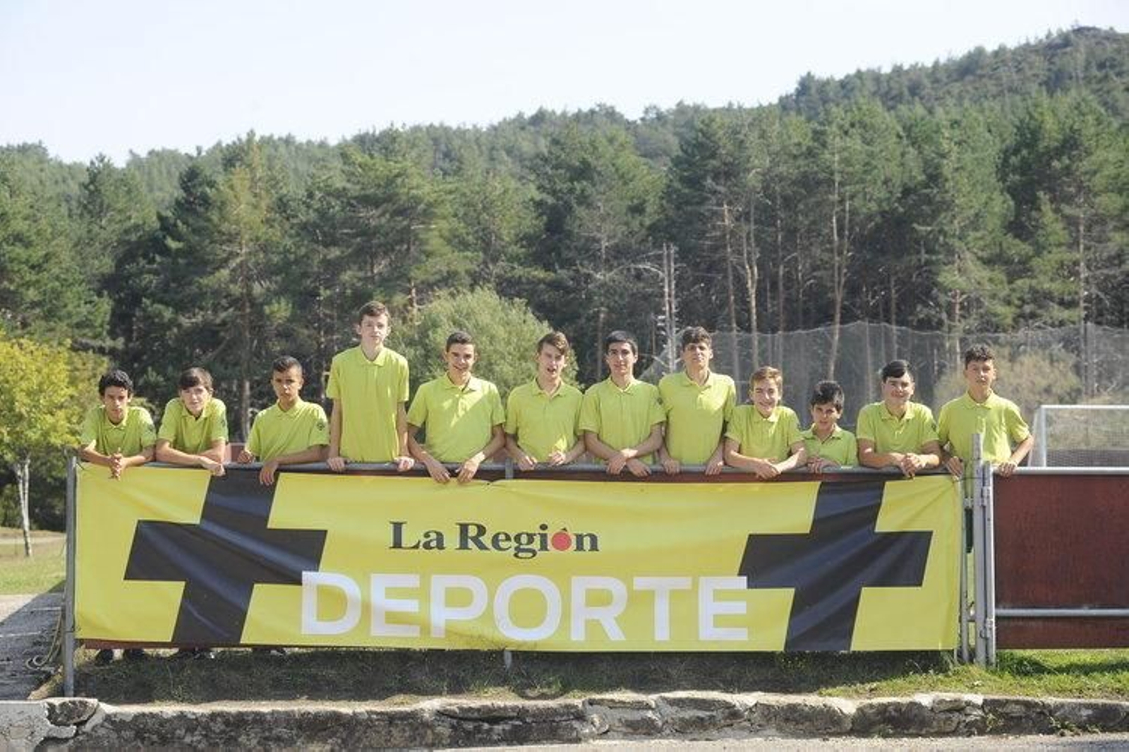 La expedición alaricana,en el campo de fútbol de Manzaneda, antes de iniciar una de las sesiones de entrenamiento. (M. PINAL)