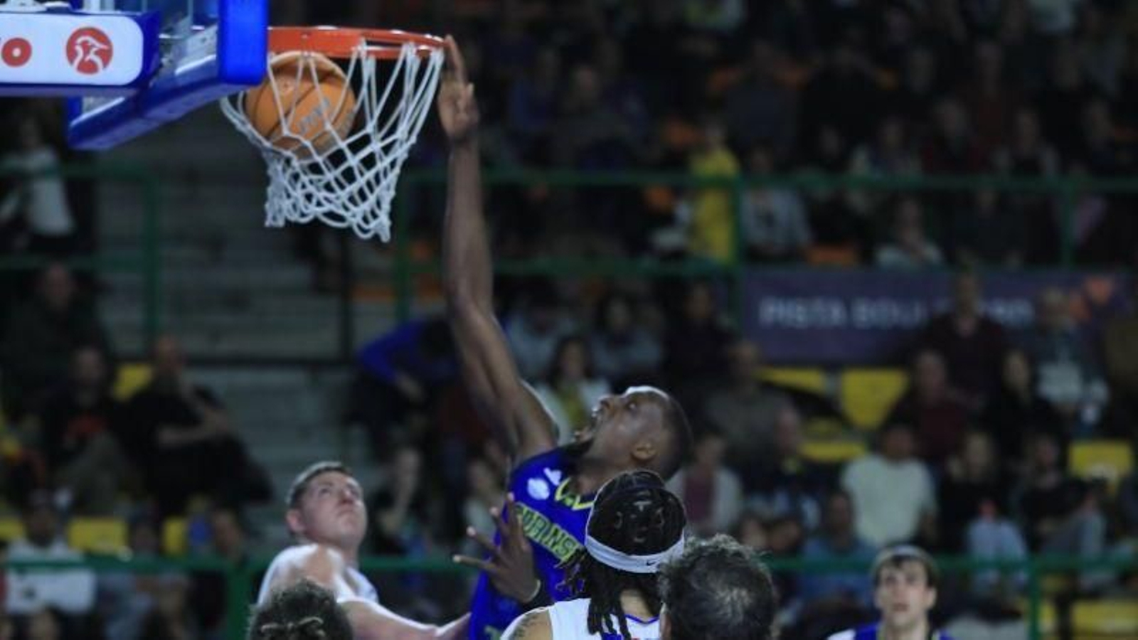 Romaro Gill realiza un mate durante el partido.